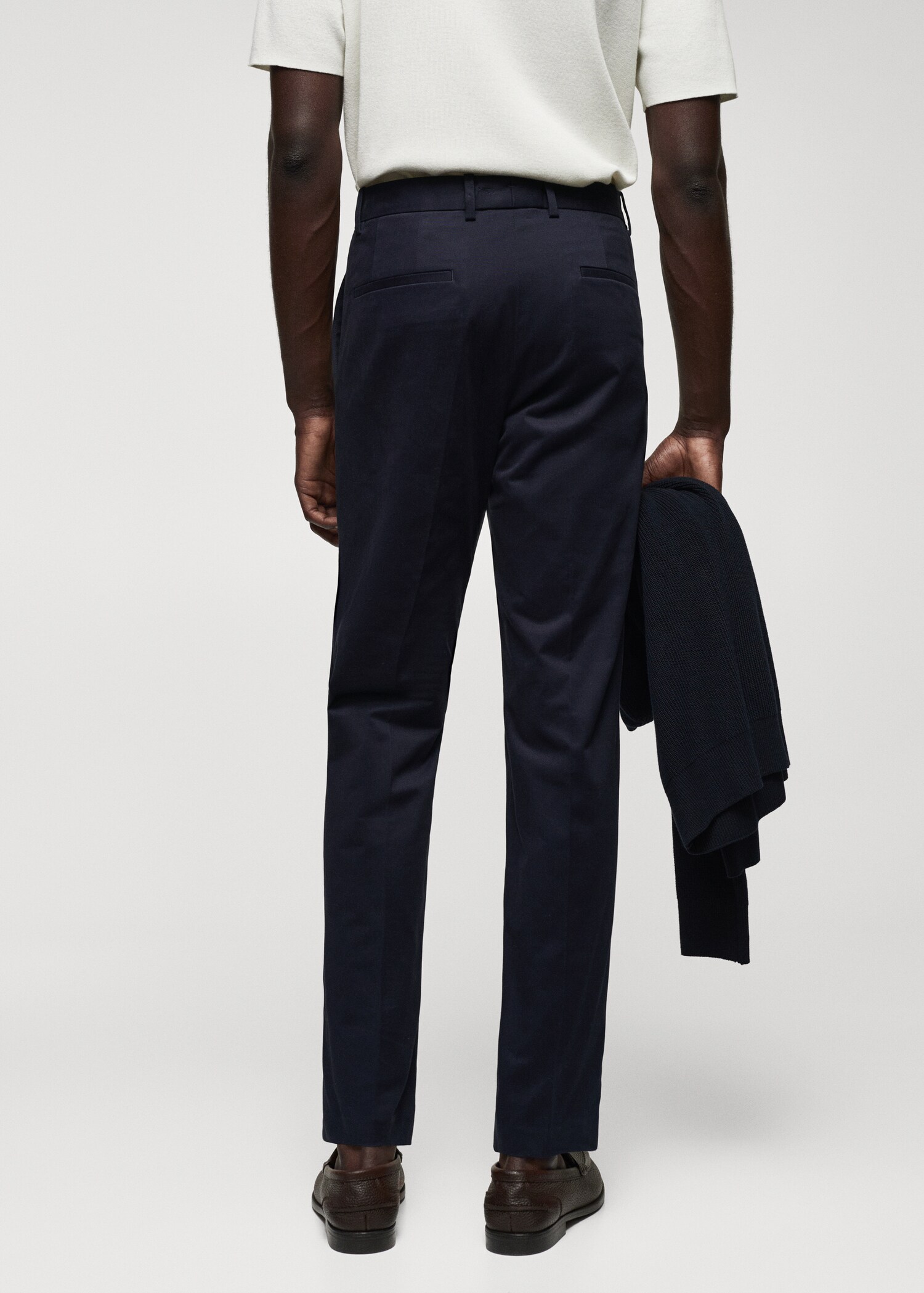 Брюки чинос slim fit из хлопка с защипами - Обратная сторона изделия