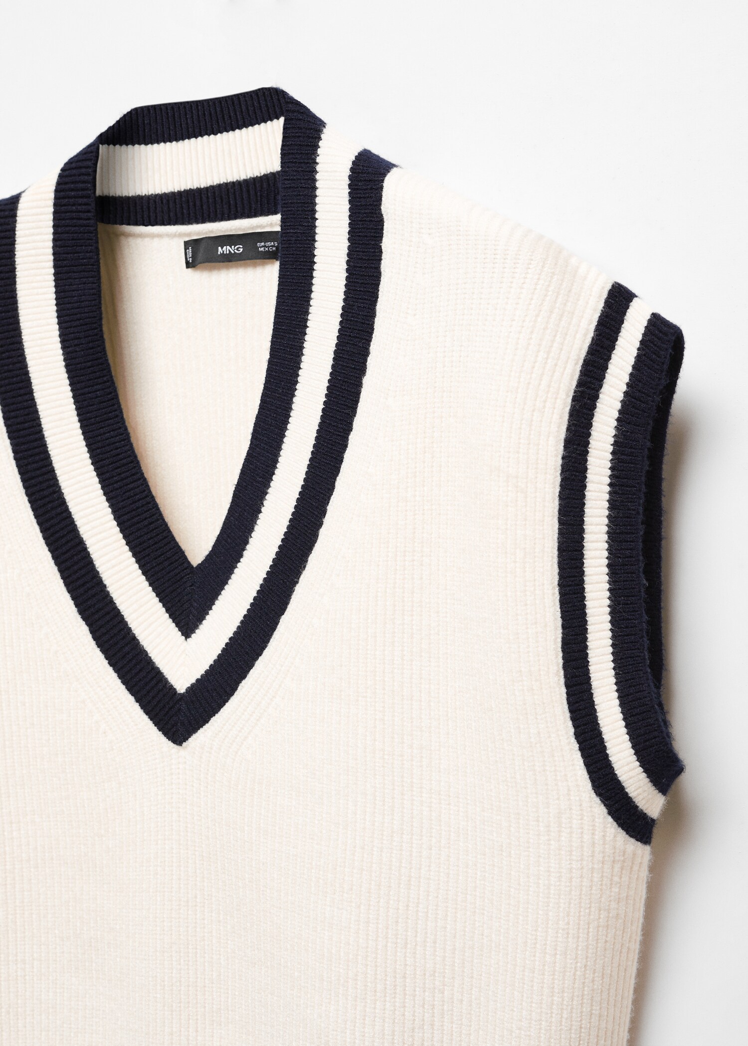 Contrast V-neck vest - Details of the article 8