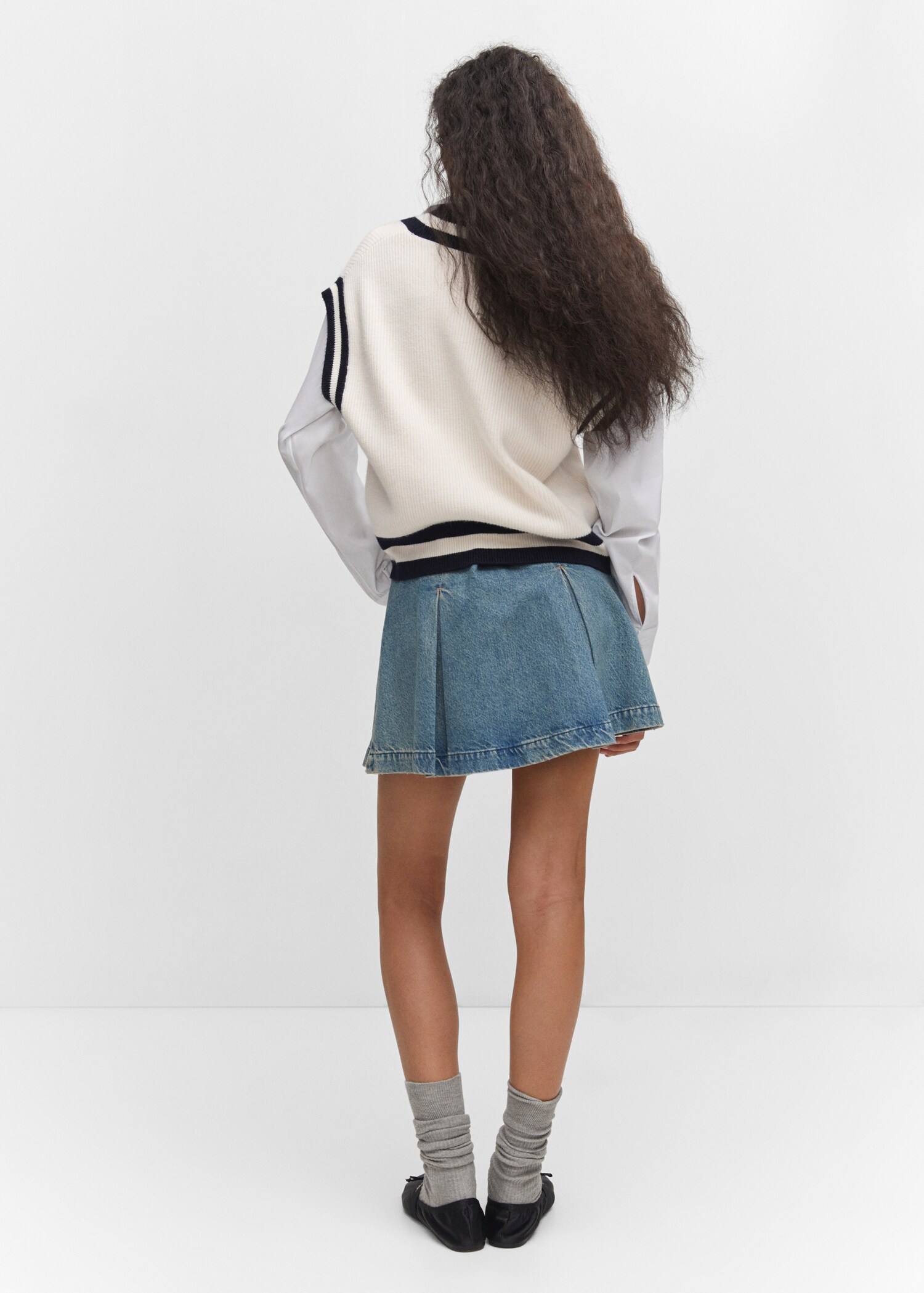 Contrast V-neck vest - Reverse of the article