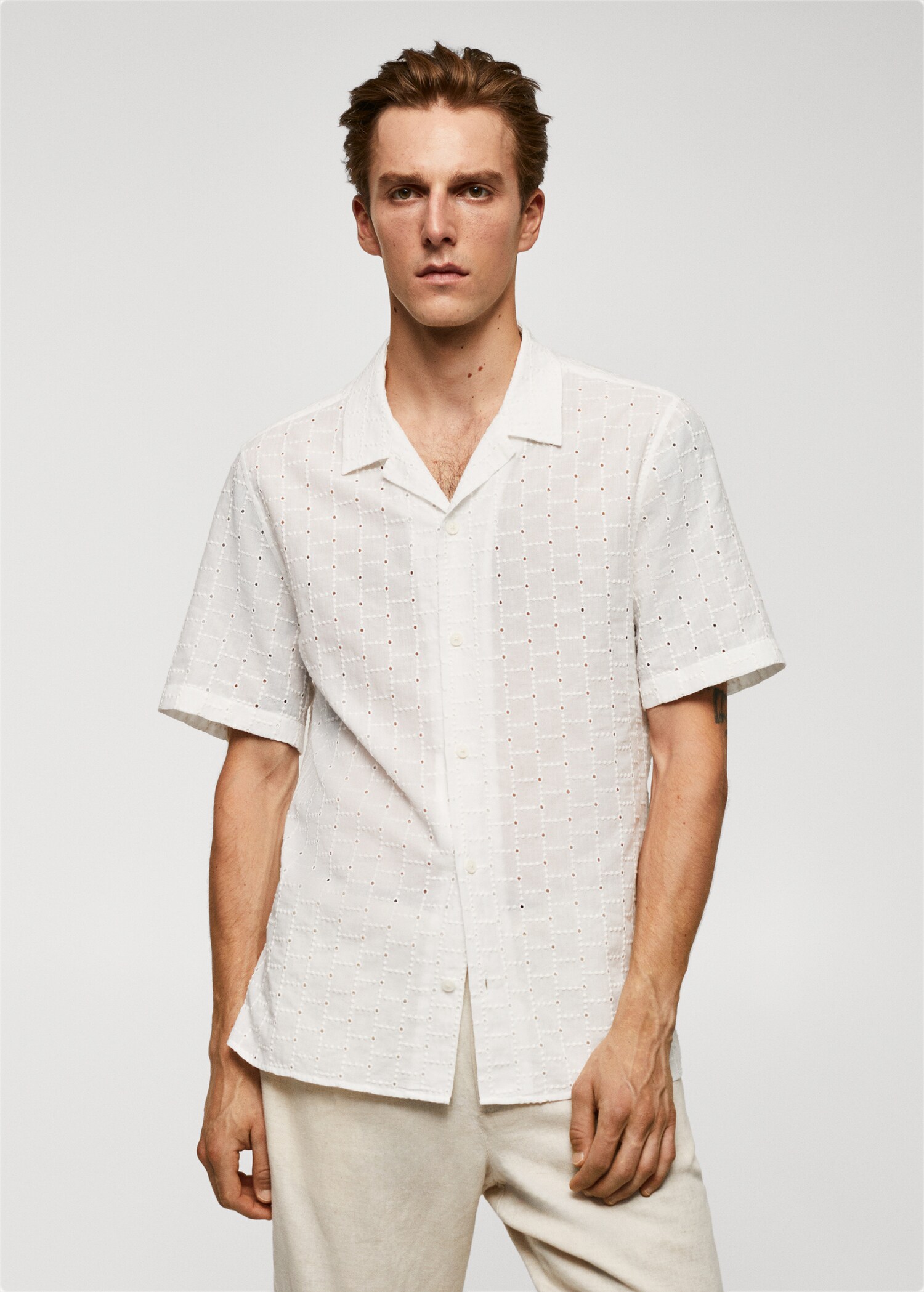Camisa cuello bowling bordados - Plano medio