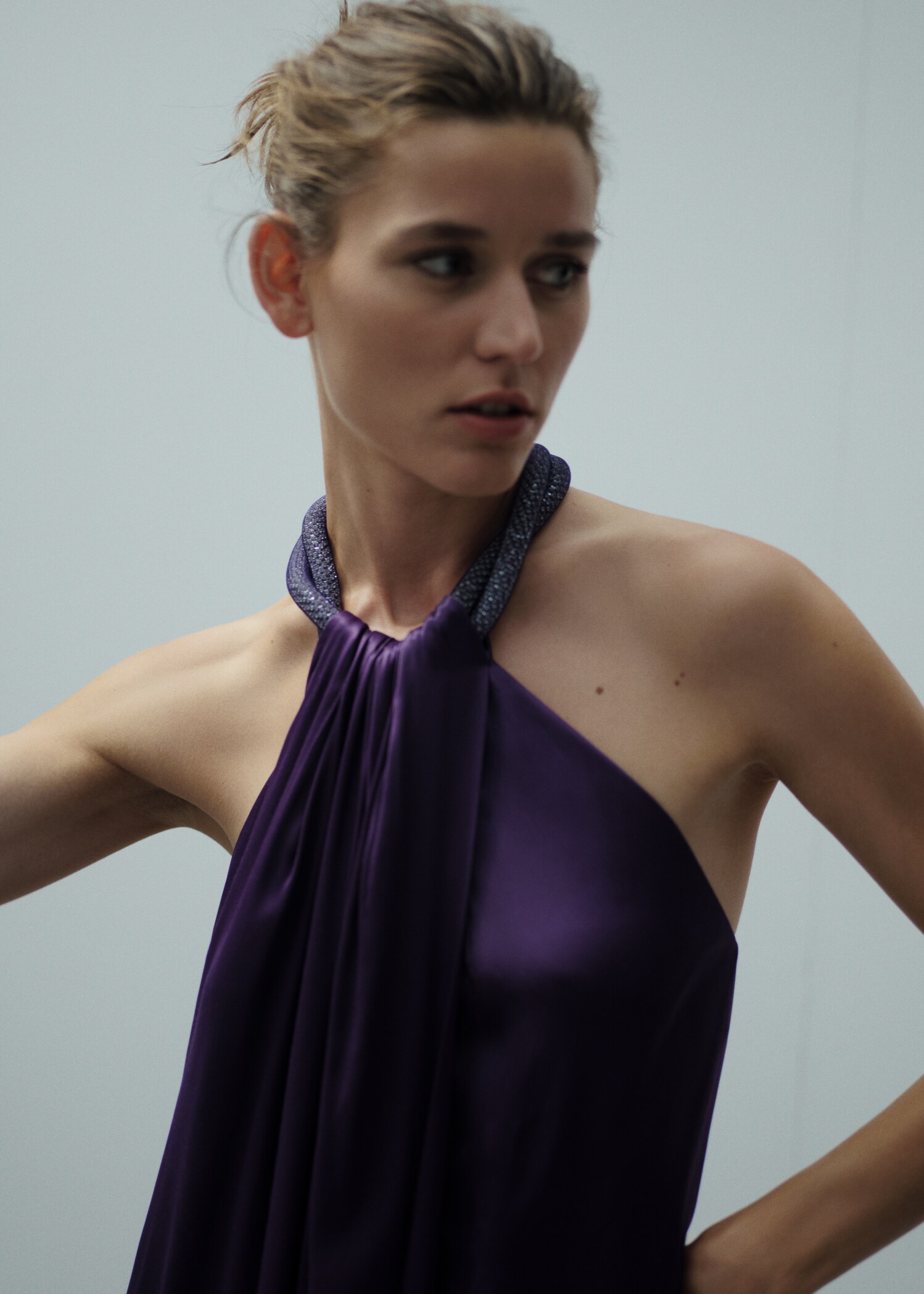 Structured satin dress with rhinestone neckline  - Medium plane