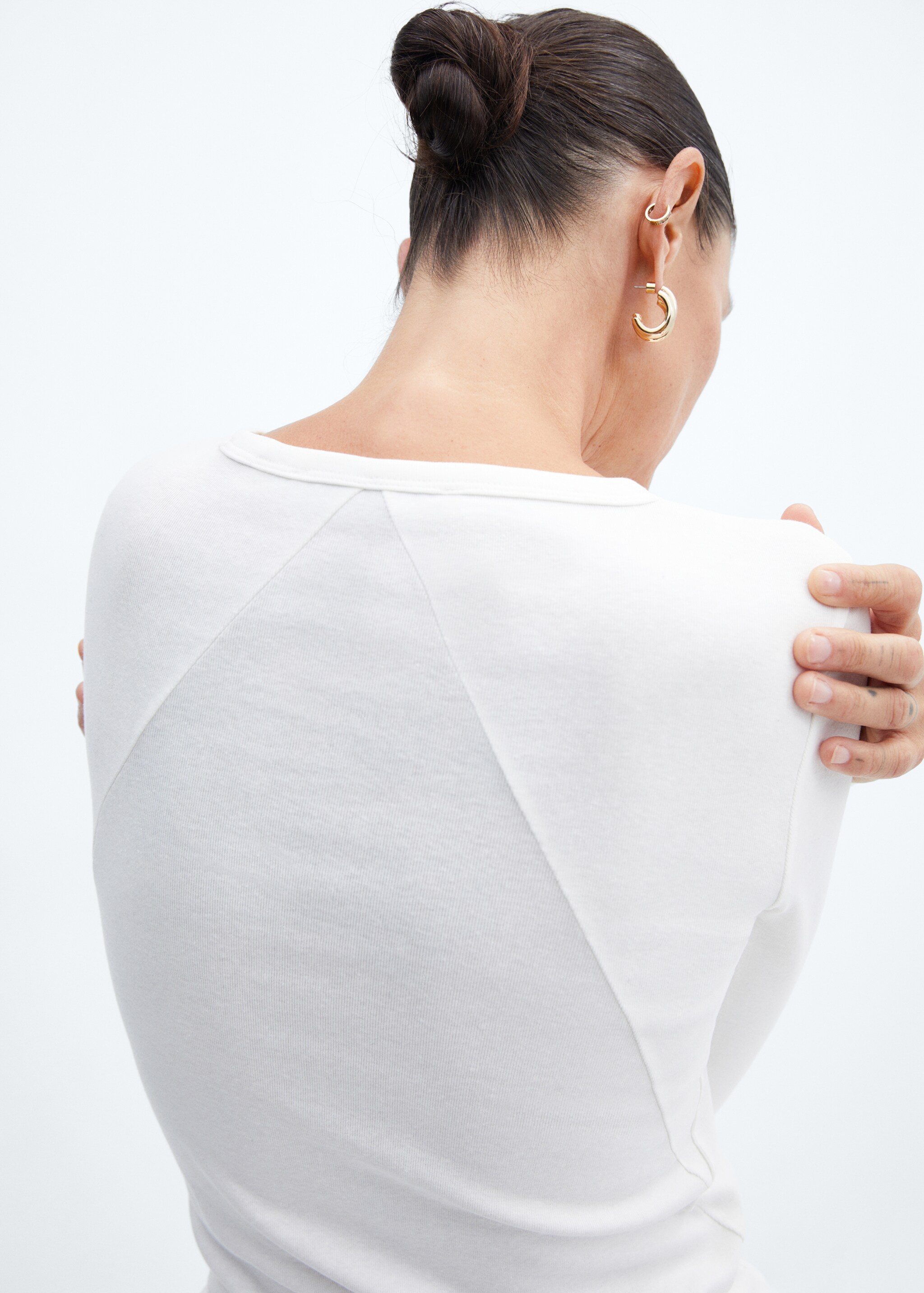 Cotton T-shirt with seams - Details of the article 6