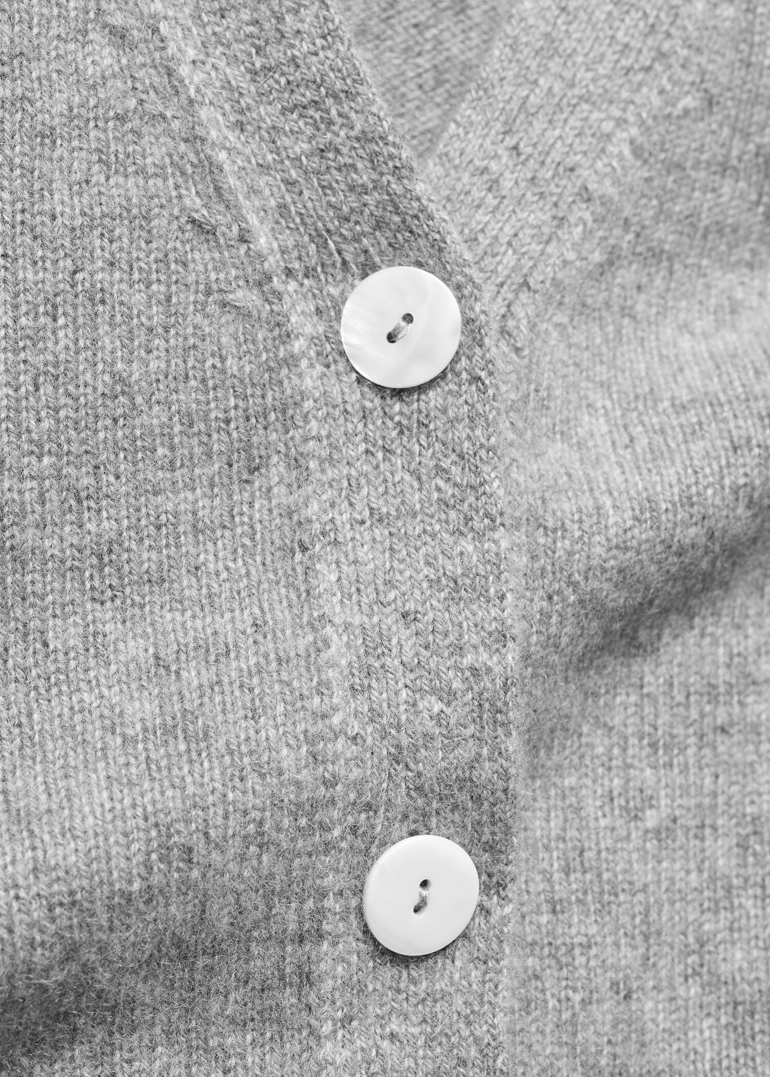 Cashmere cardigan with buttons - Details of the article 8