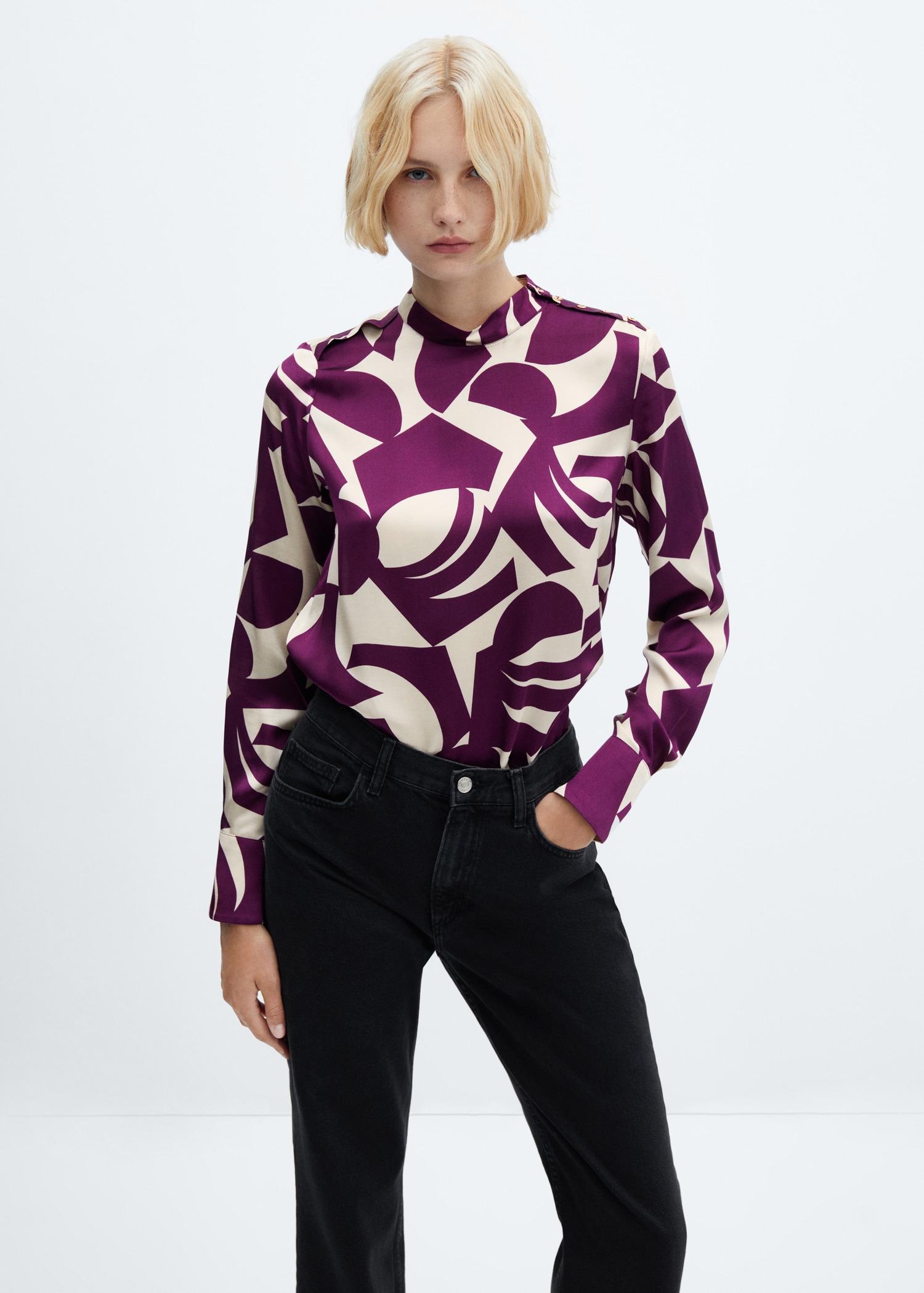 Blusa satinada estampada - Plano medio