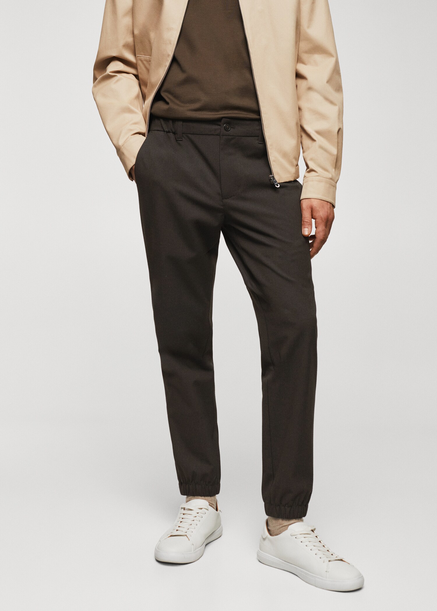 Pantalón jogger slim fit cordón - Plano medio