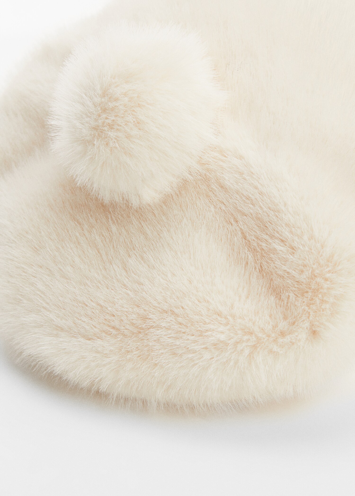 Béret fausse fourrure pompon - Plan moyen