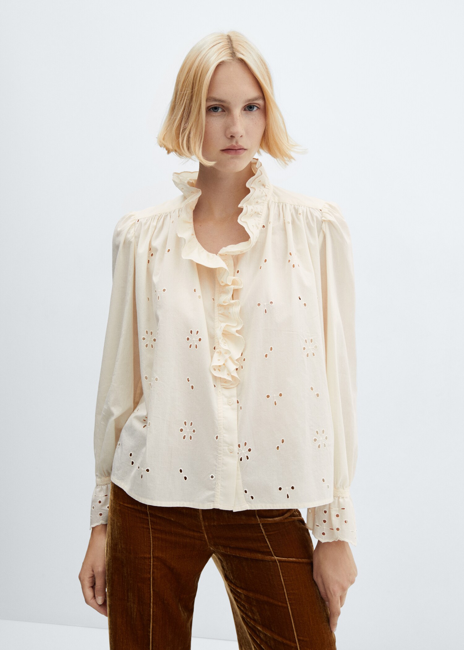 Chemise ajourée détail volants - Plan moyen