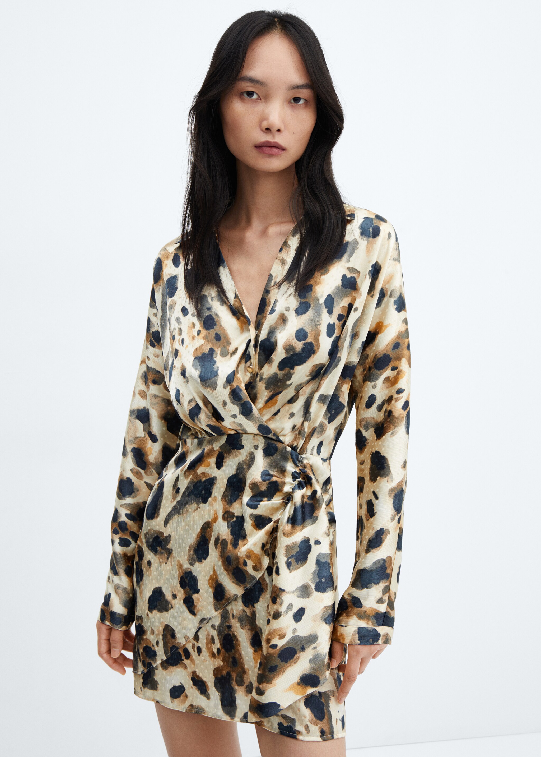 Атласное платье с леопардовым принтом - Средний план