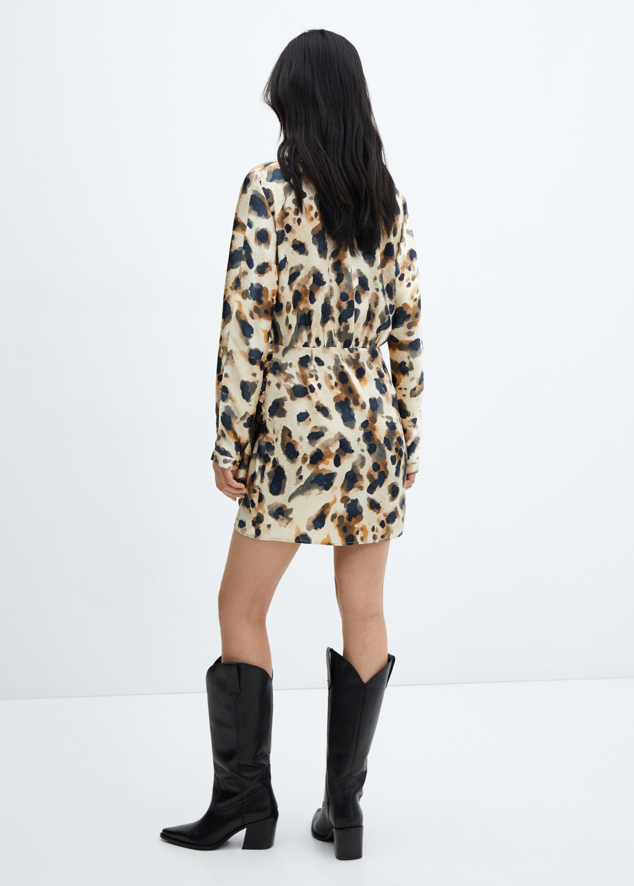 Атласное платье с леопардовым принтом - Обратная сторона изделия