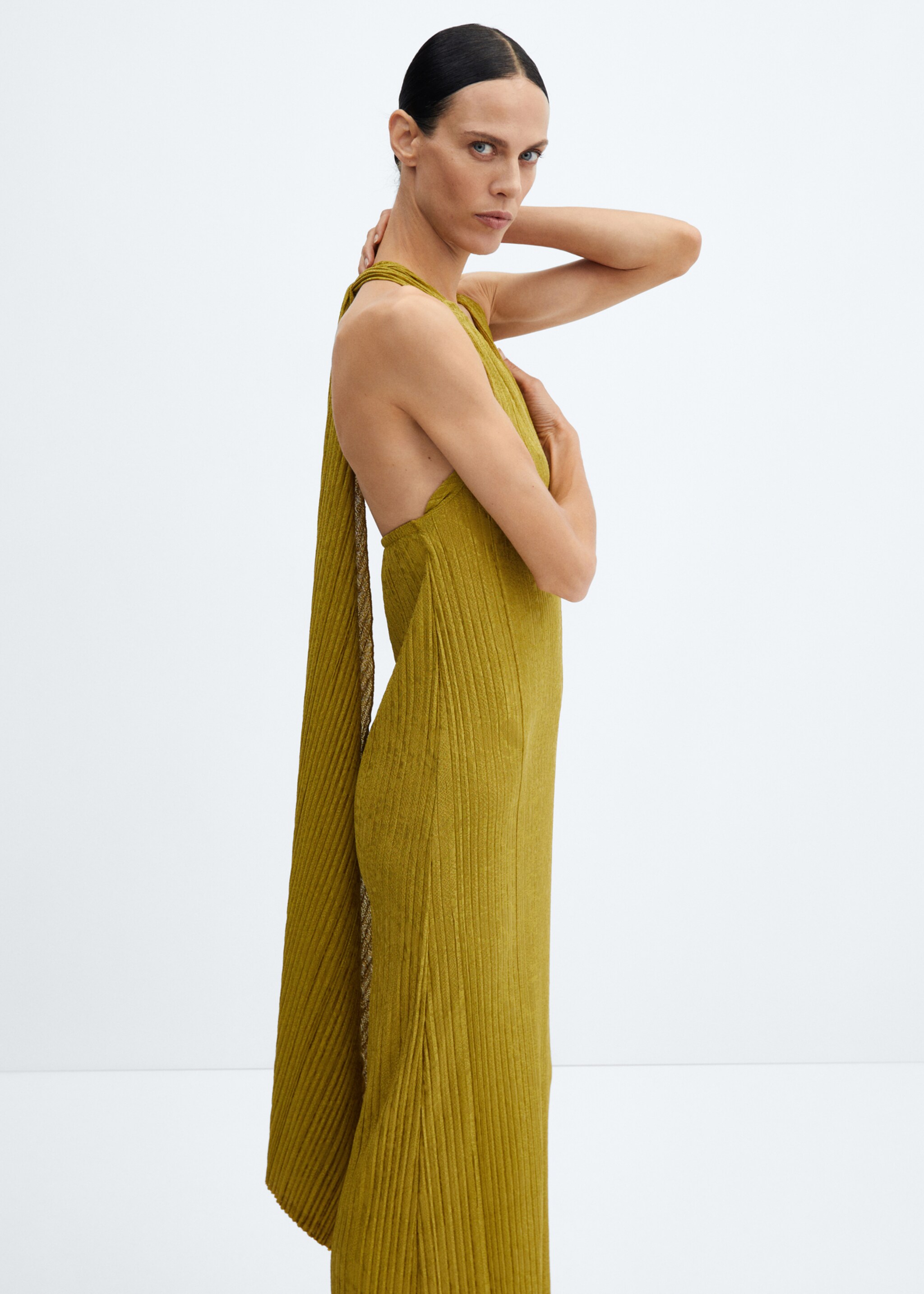 Vestido plisado espalda abierta - Plano medio