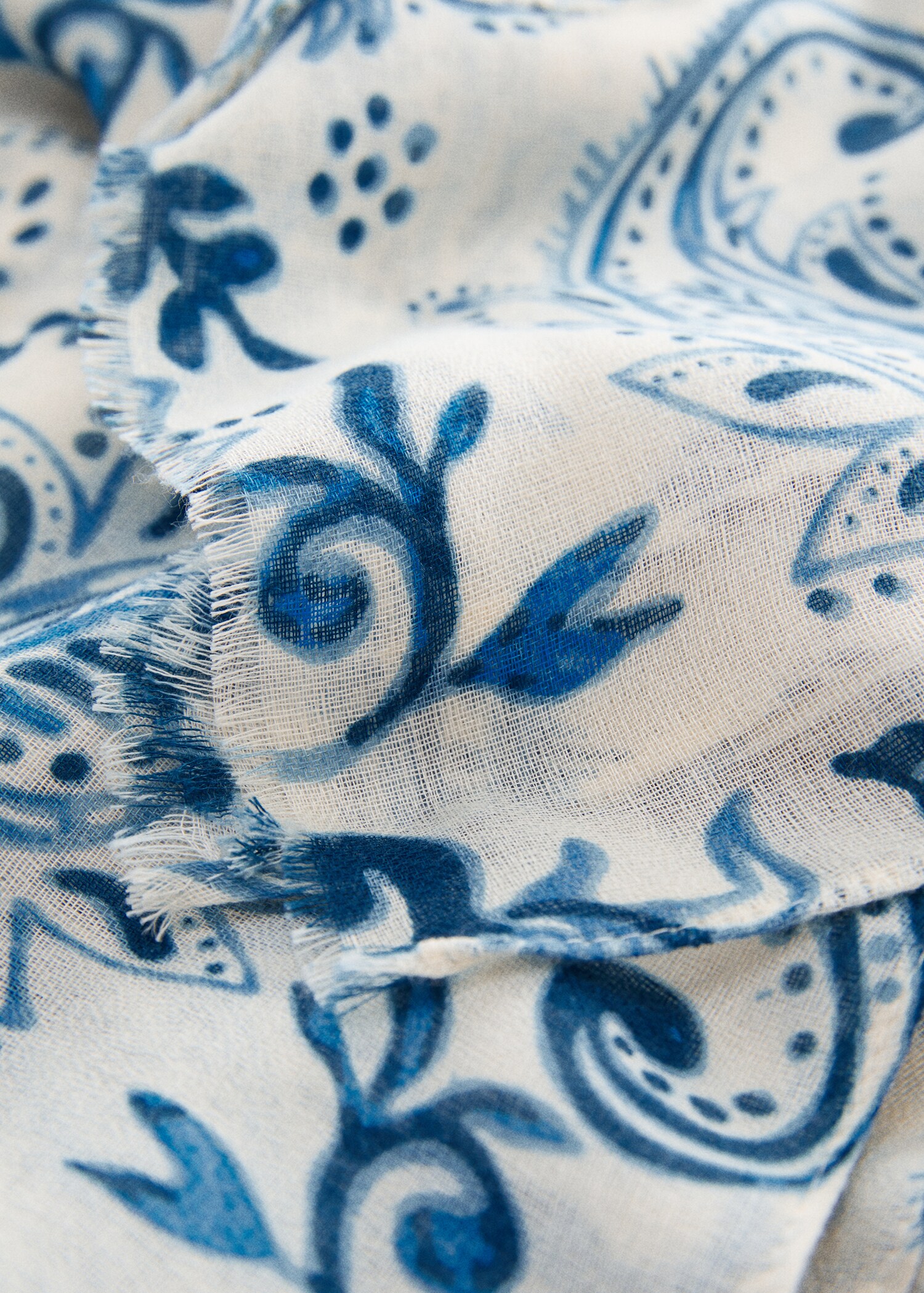Fular estampado paisley  - Plano medio