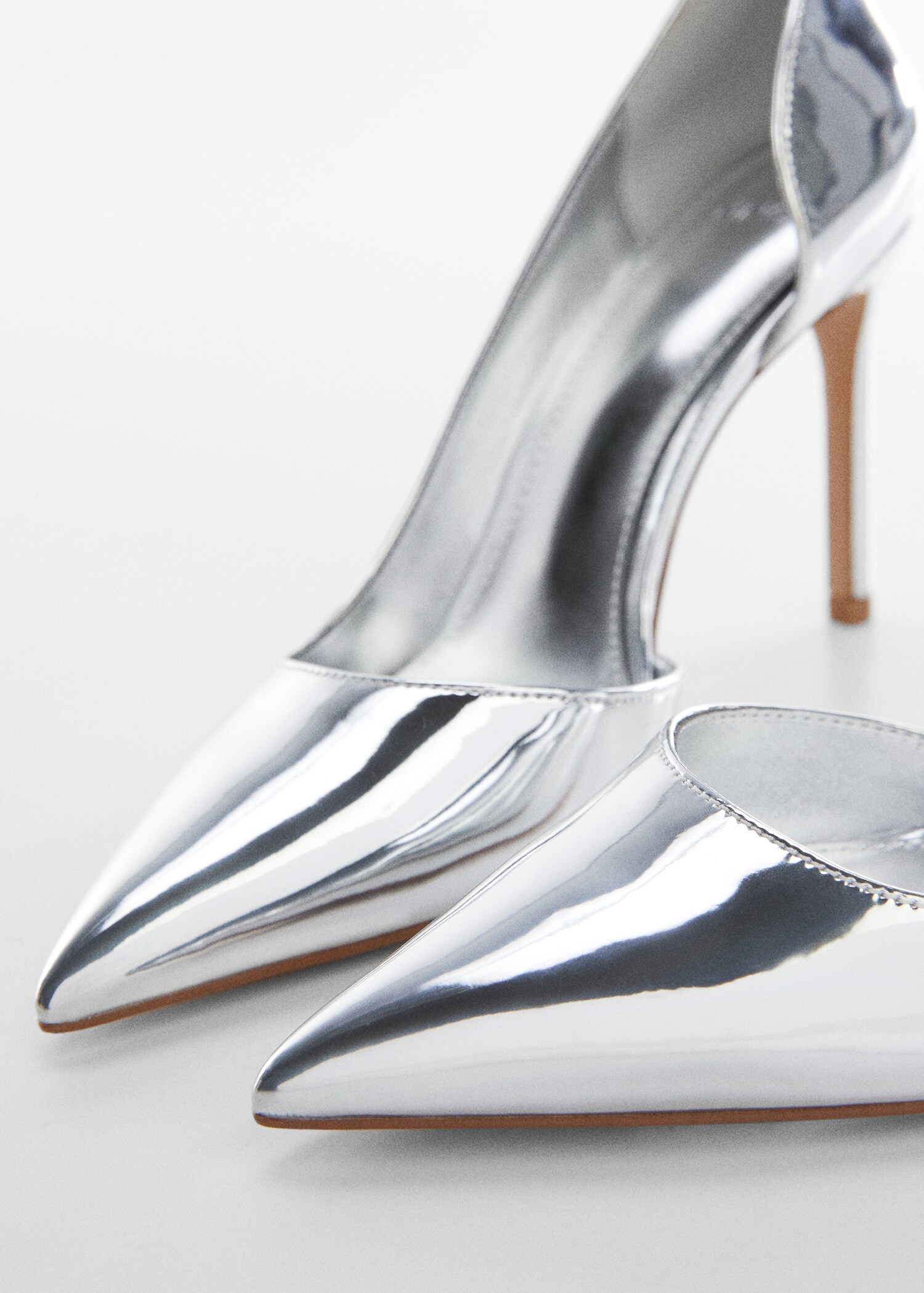 Asymmetrical heeled shoes - Details of the article 2