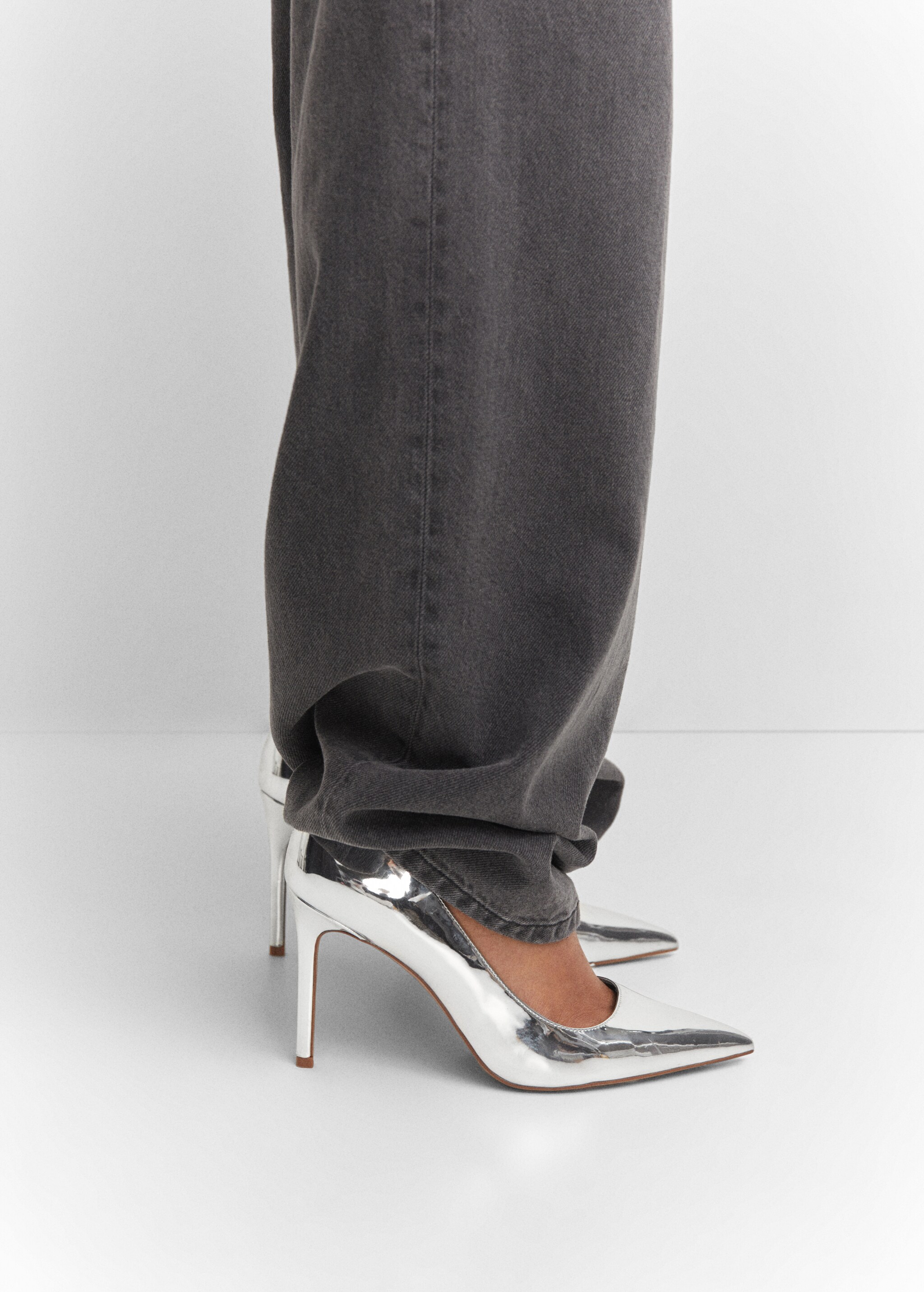 Asymmetrical heeled shoes - Details of the article 9