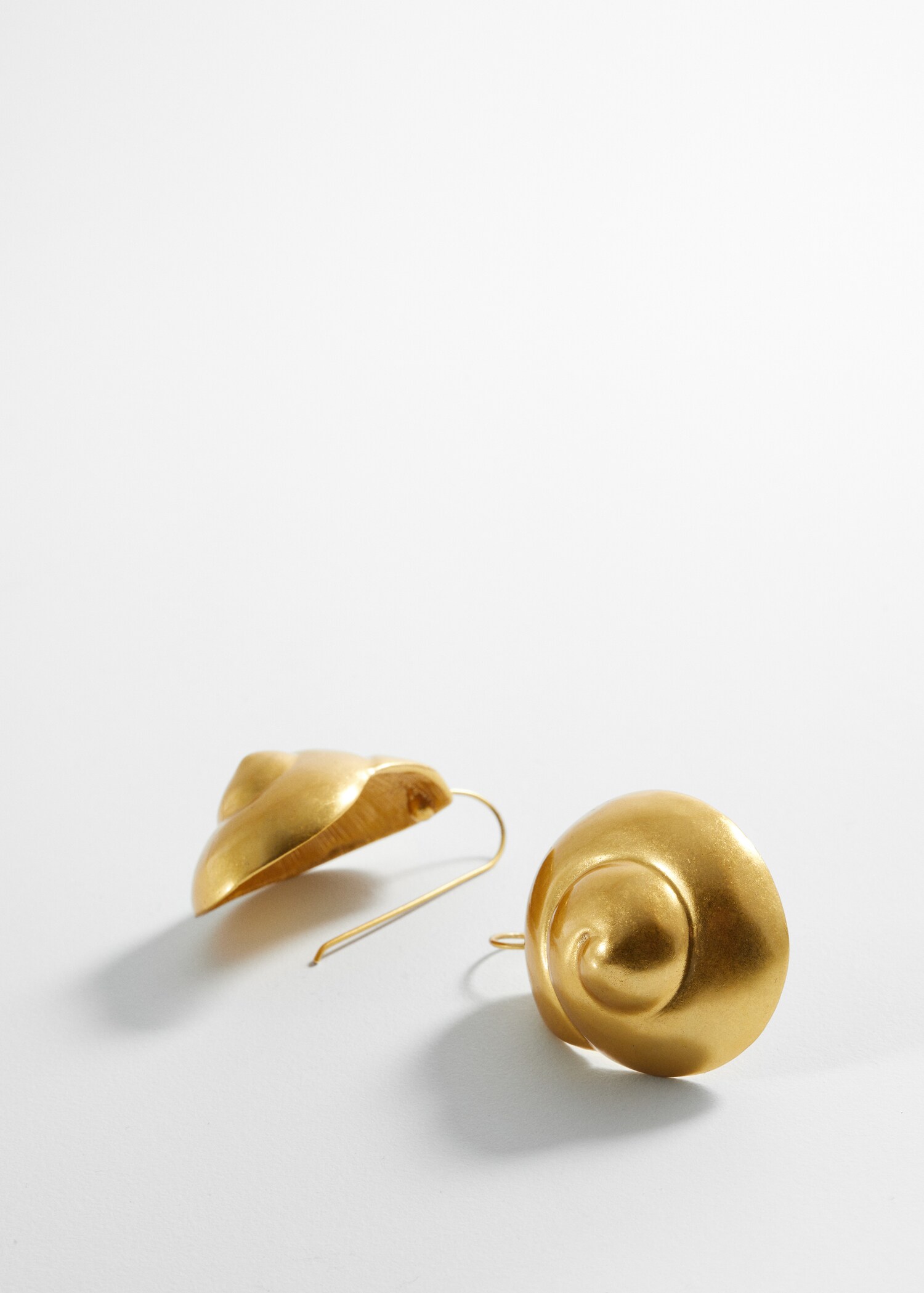 Boucles d'oreilles coquillage métallique - Plan moyen