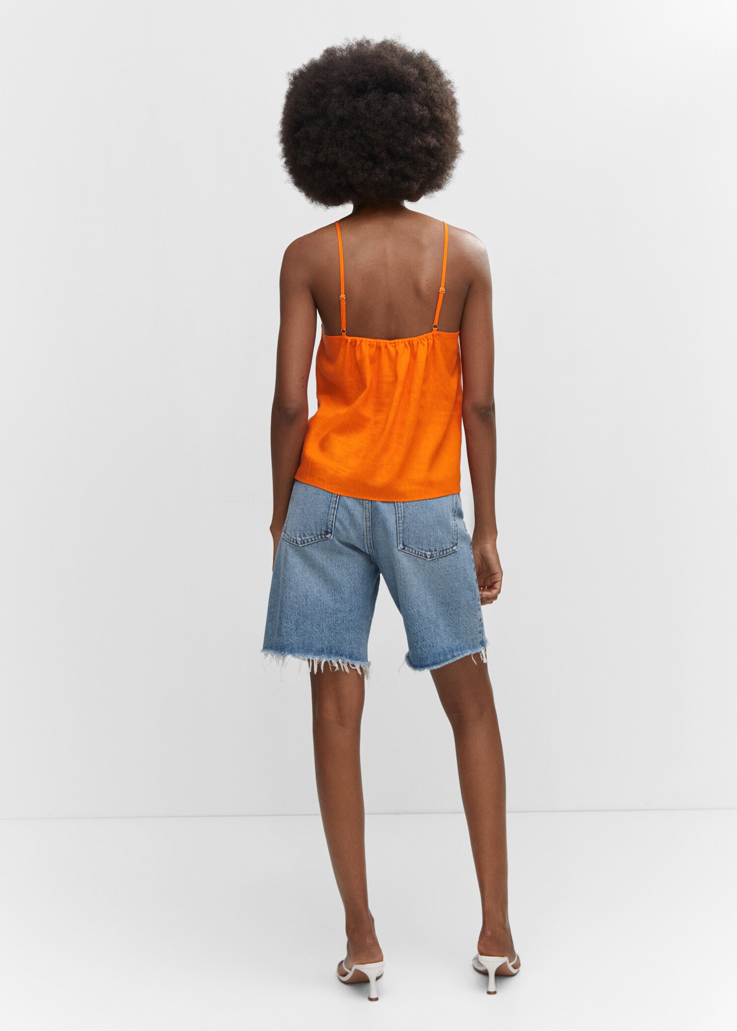 Ruffled top with adjustable drawstring  - Reverse of the article