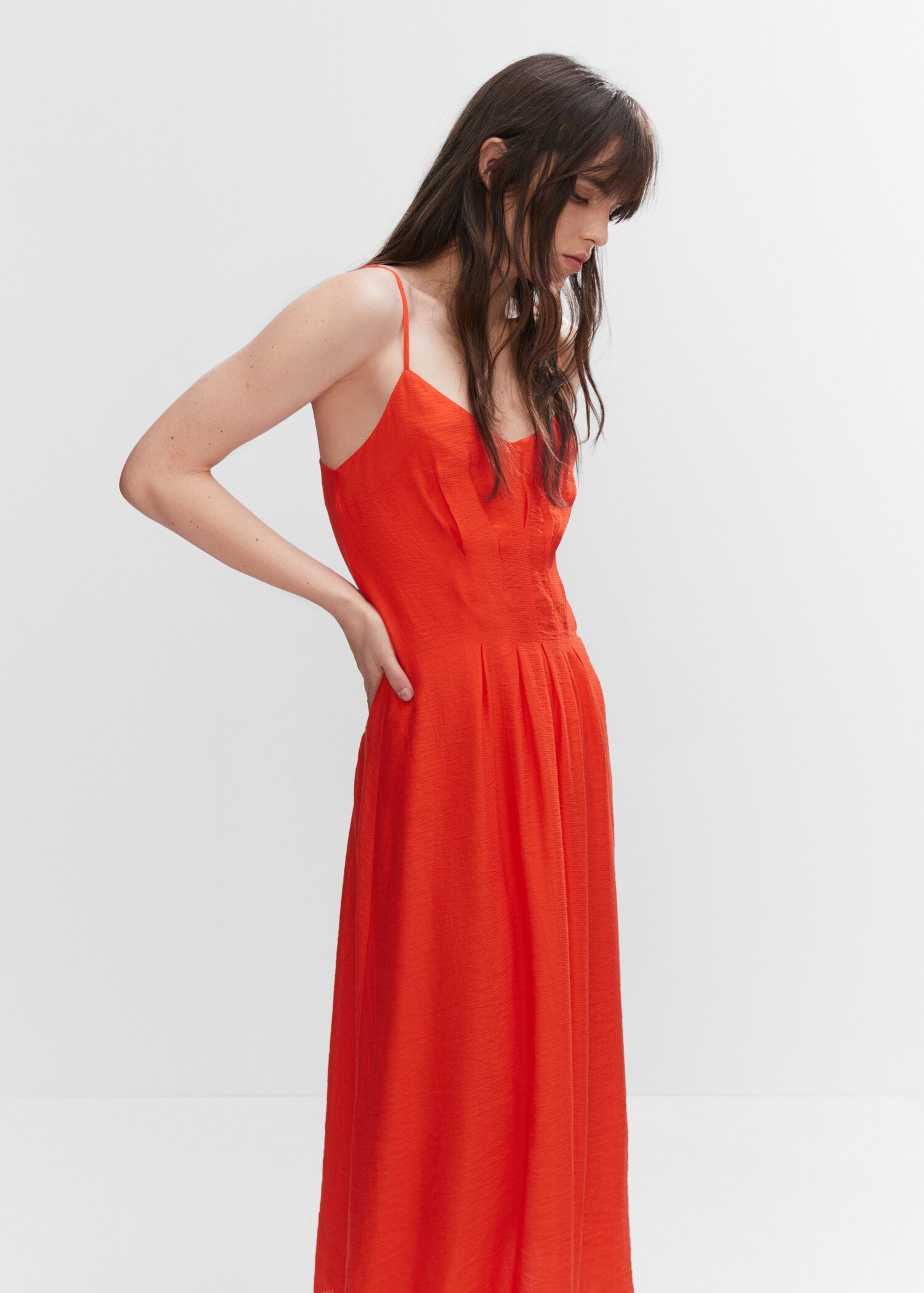 Robe à fines bretelles - Plan moyen