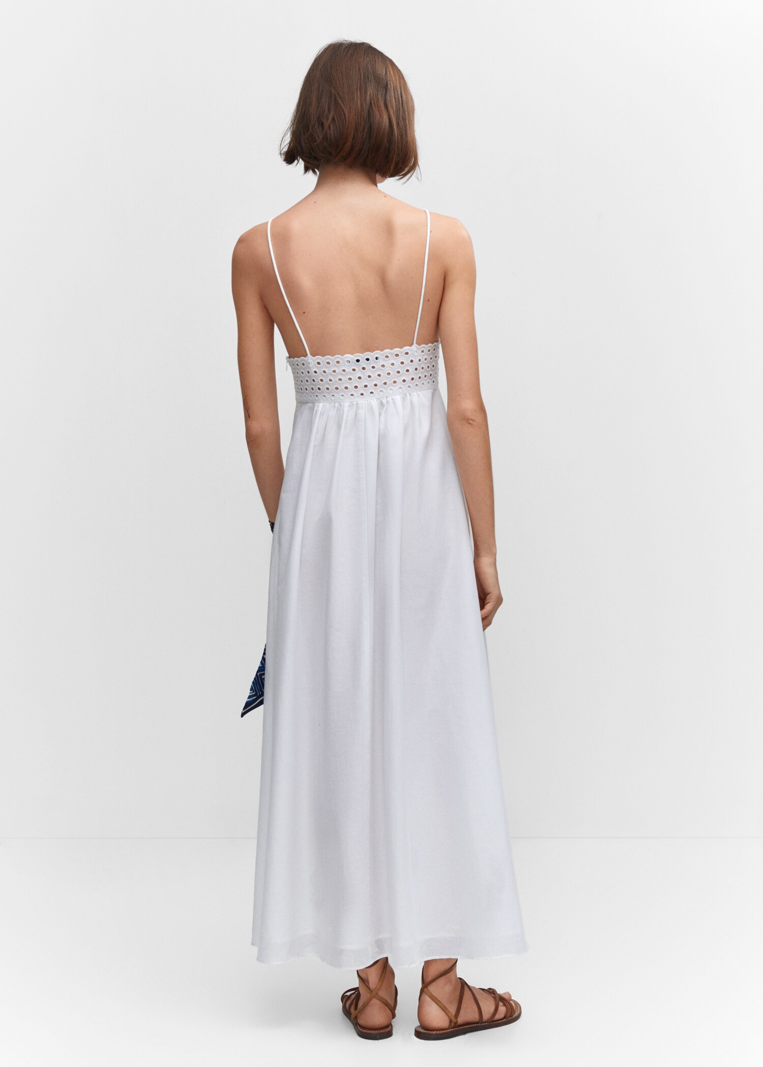 Embroidered v-neckline dress - Reverse of the article