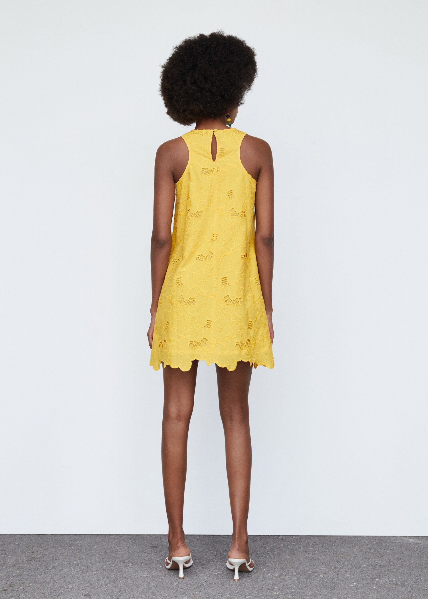 Vestido de algodão com pormenores rendados - Verso do artigo
