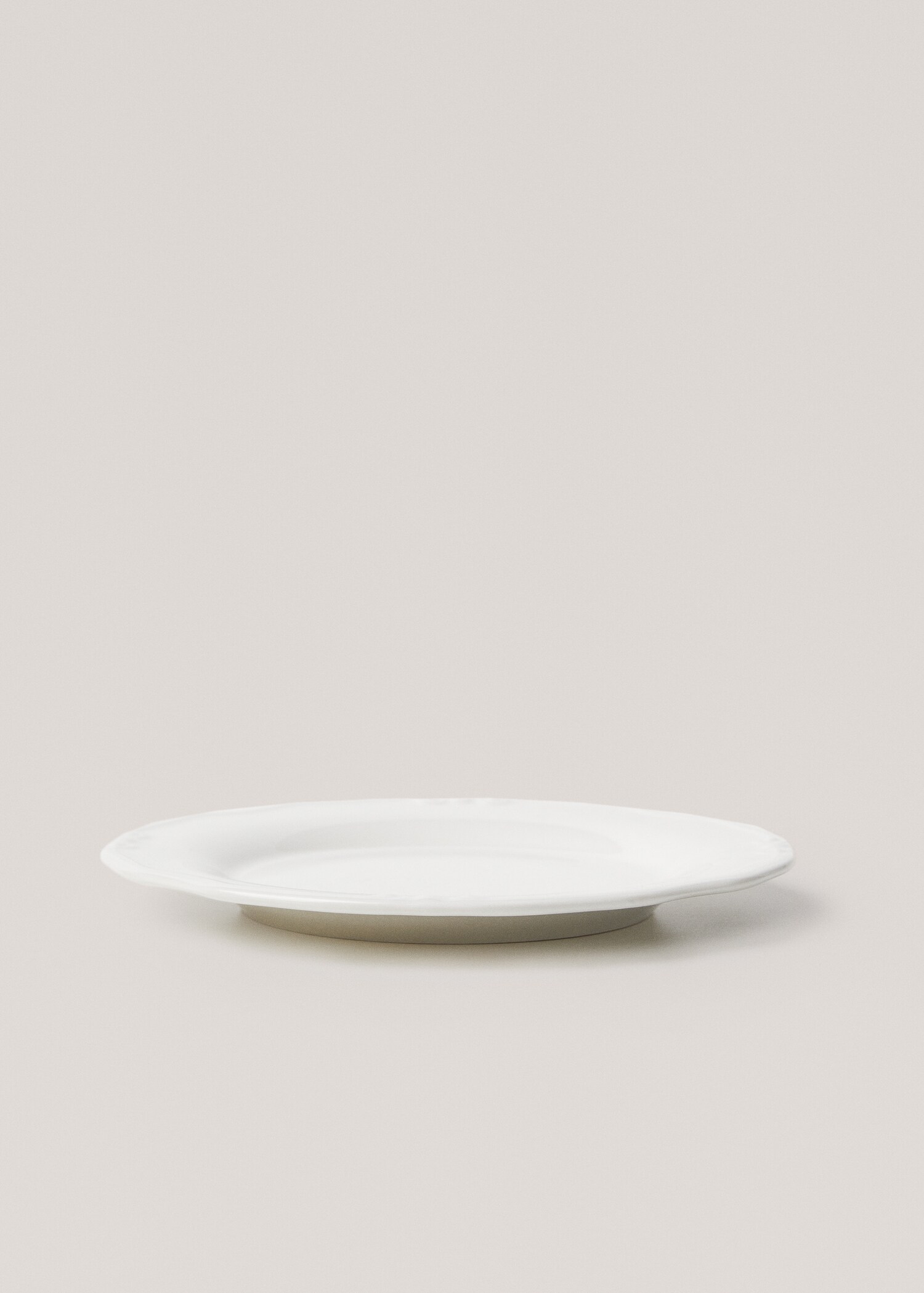 Porcelain romantic flat plate - Details of the article 1