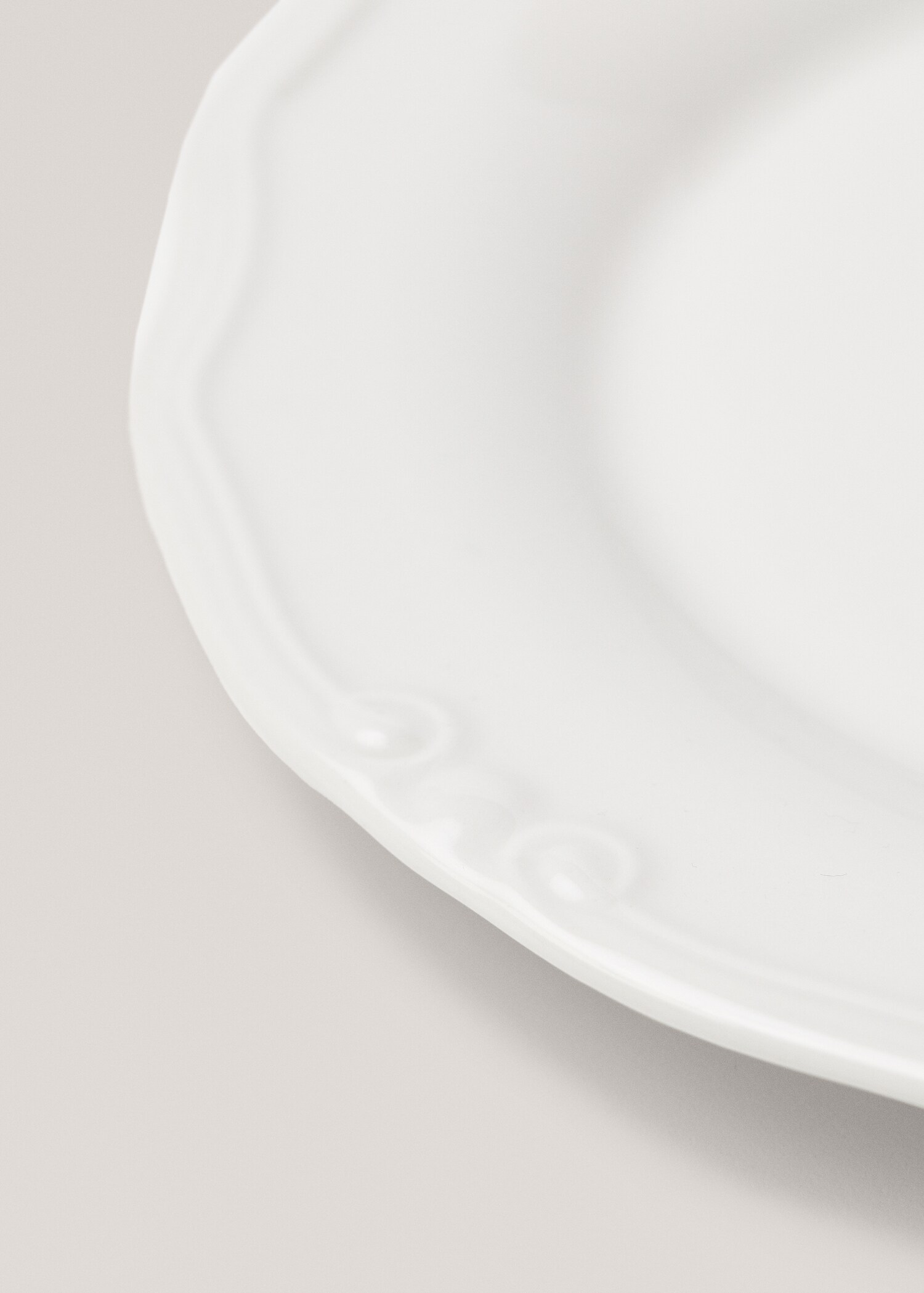 Porcelain romantic flat plate - Details of the article 3