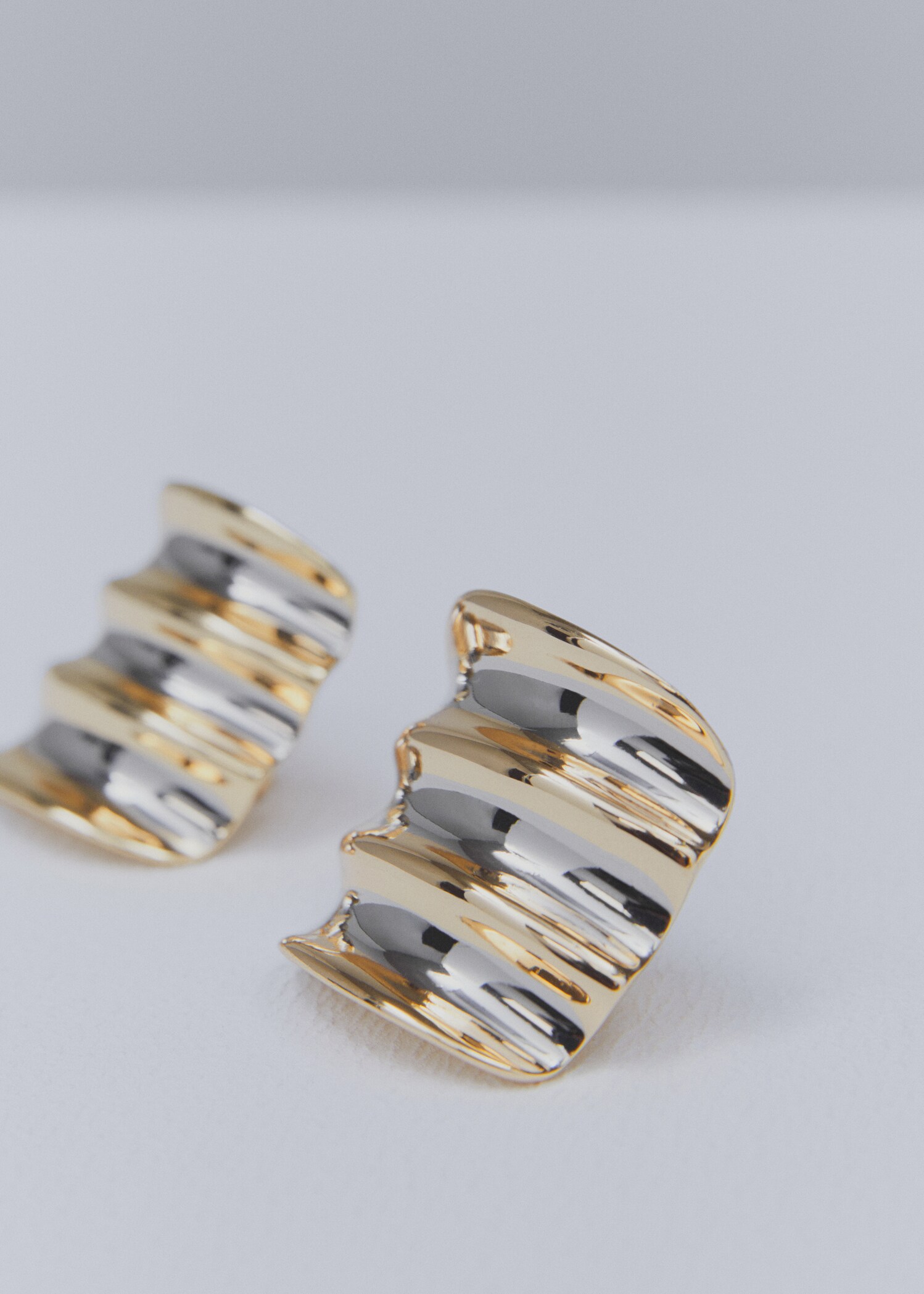 Earrings with wavy relief  - Medium plane