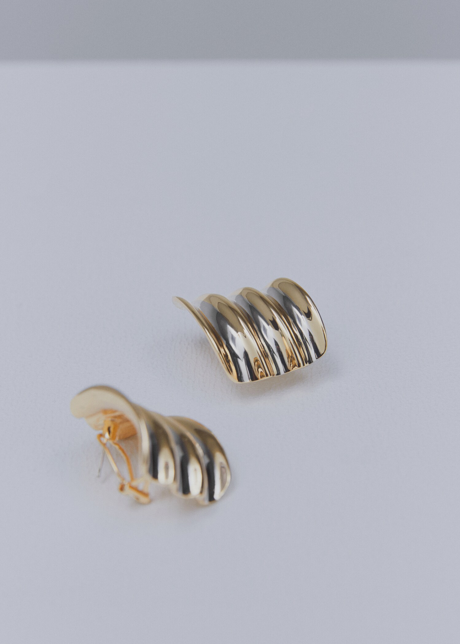Earrings with wavy relief  - Details of the article 1