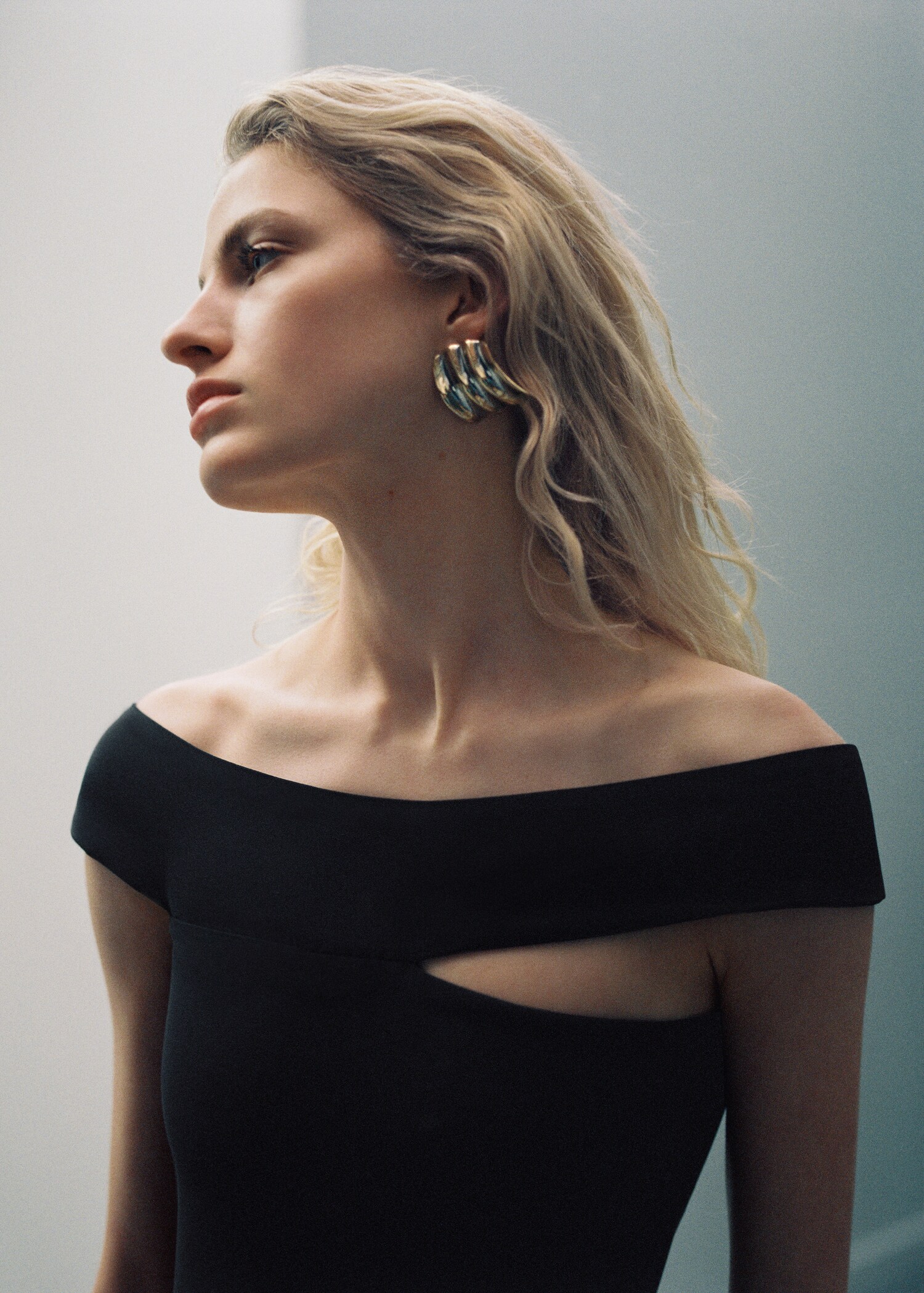 Earrings with wavy relief  - Details of the article 9