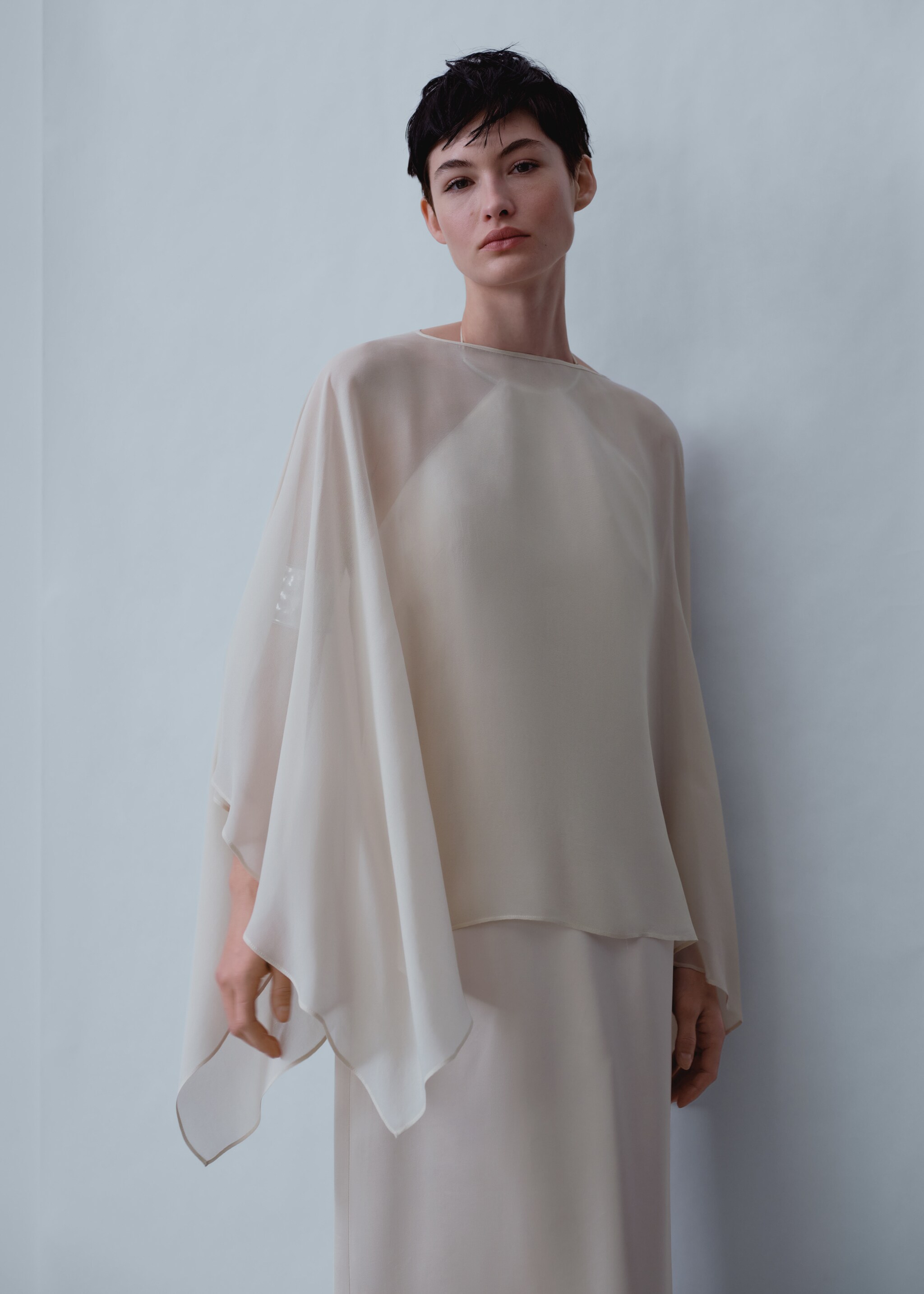 Asymmetric semi-transparent cape - Medium plane