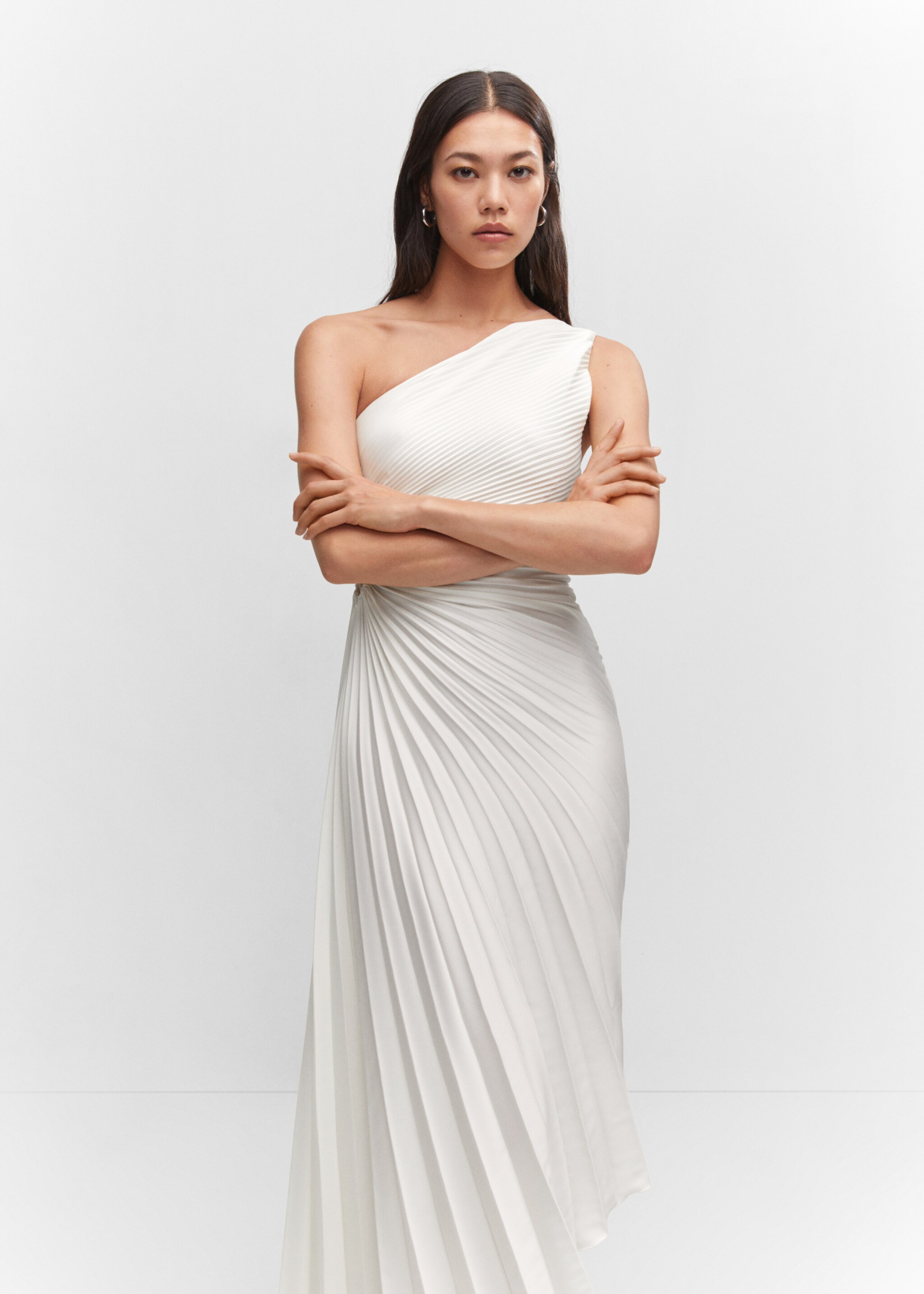 Vestido asimétrico plisado - Plano medio, Blanco. Ref: 57053817-00.