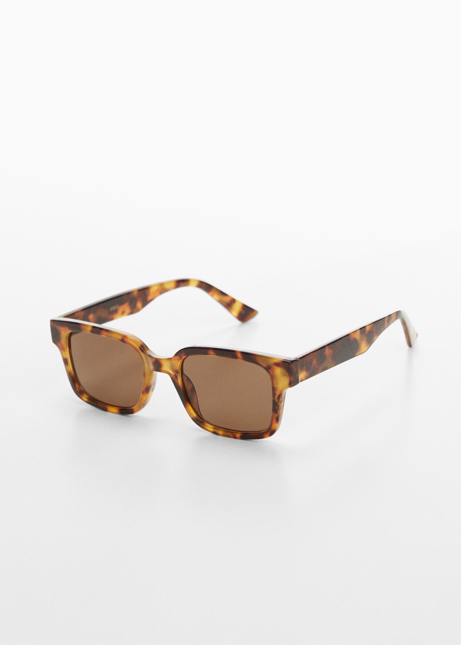 Lunettes de soleil carrées - Plan moyen