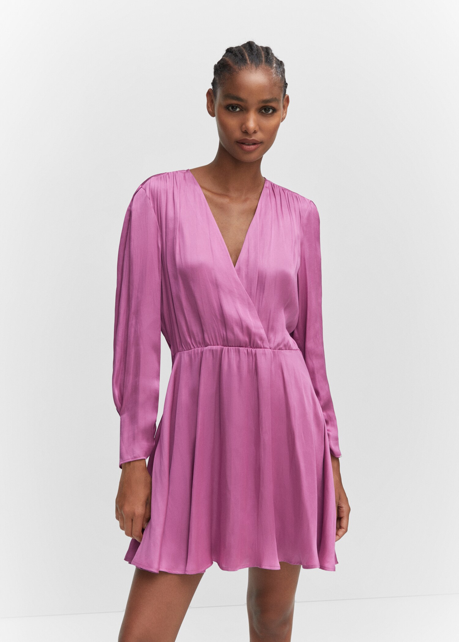 Vestido satinado cruzado - Plano medio