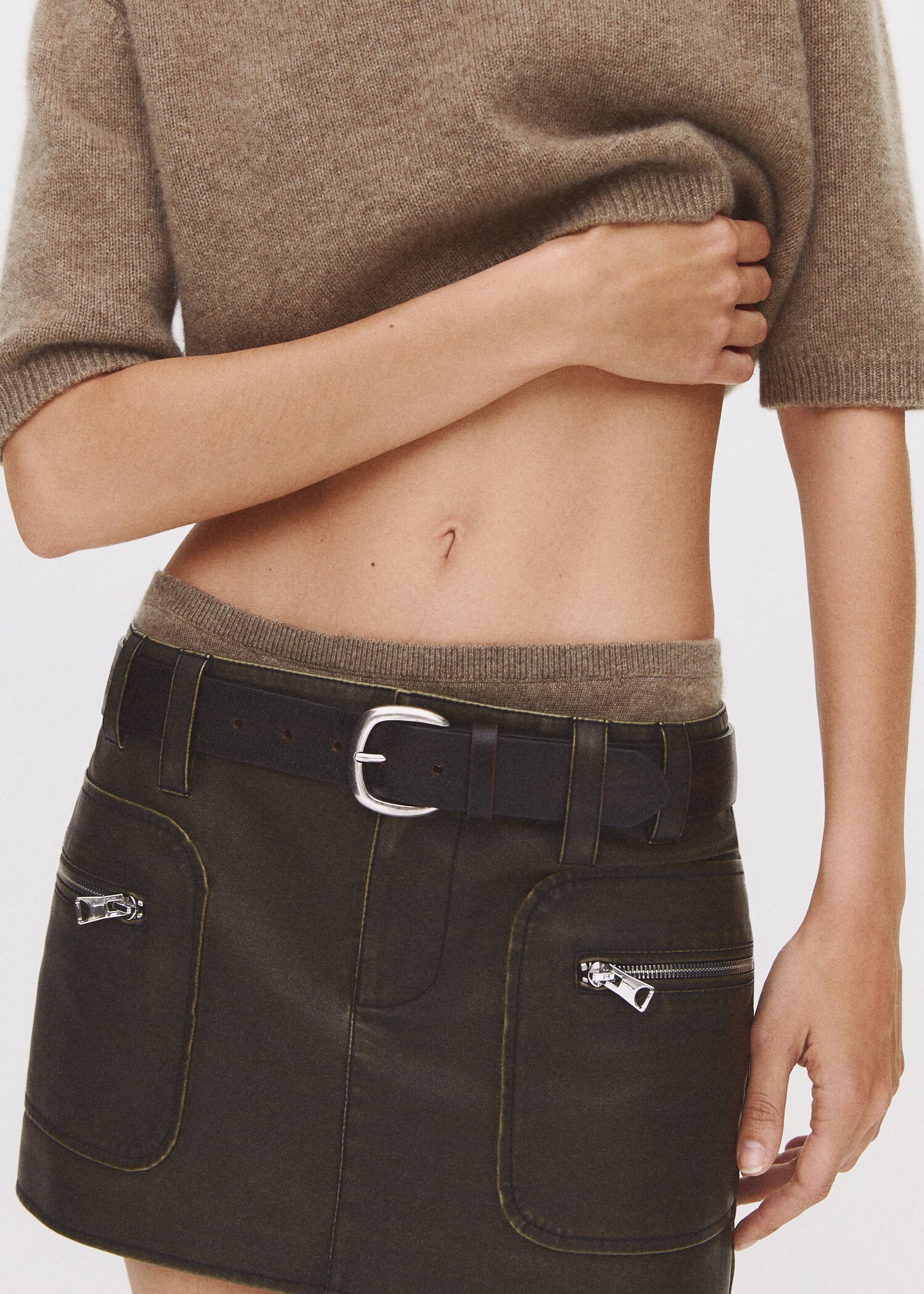 Worn-effect leather skirt - Details of the article 9