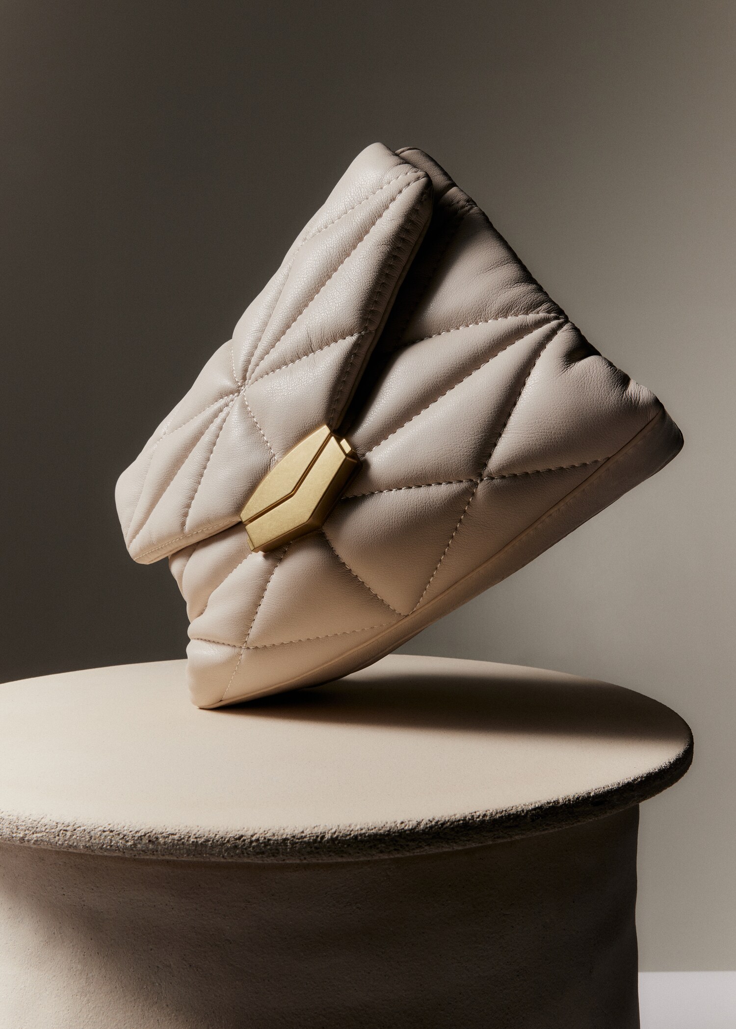 Quilted bag with flap - Details of the article 7