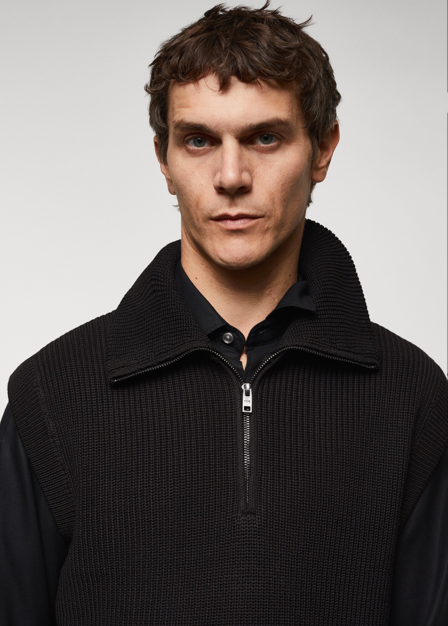 Perkins-collar gilet with zip  - Details of the article 1