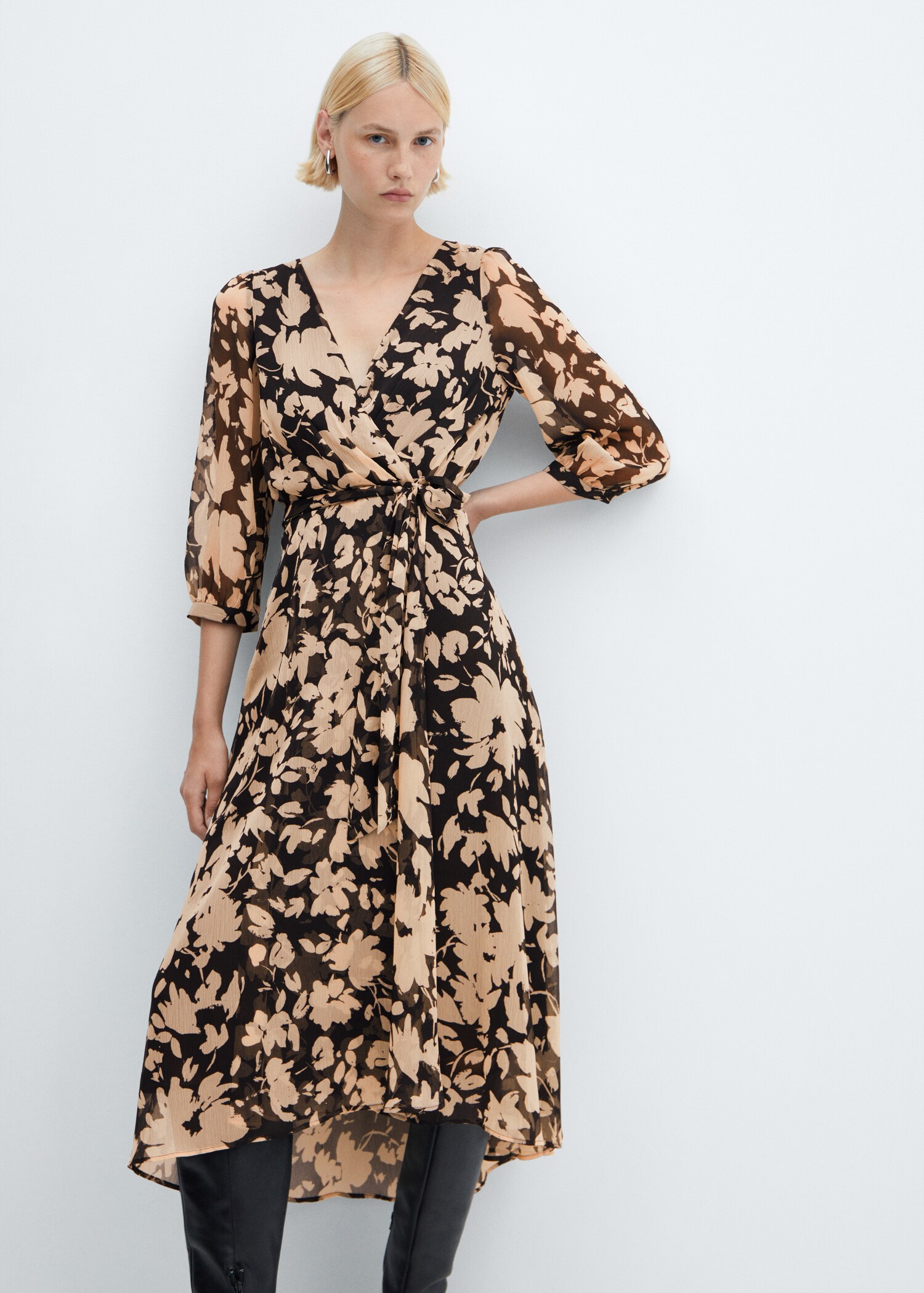 Vestido fluido com estampado floral - Plano médio