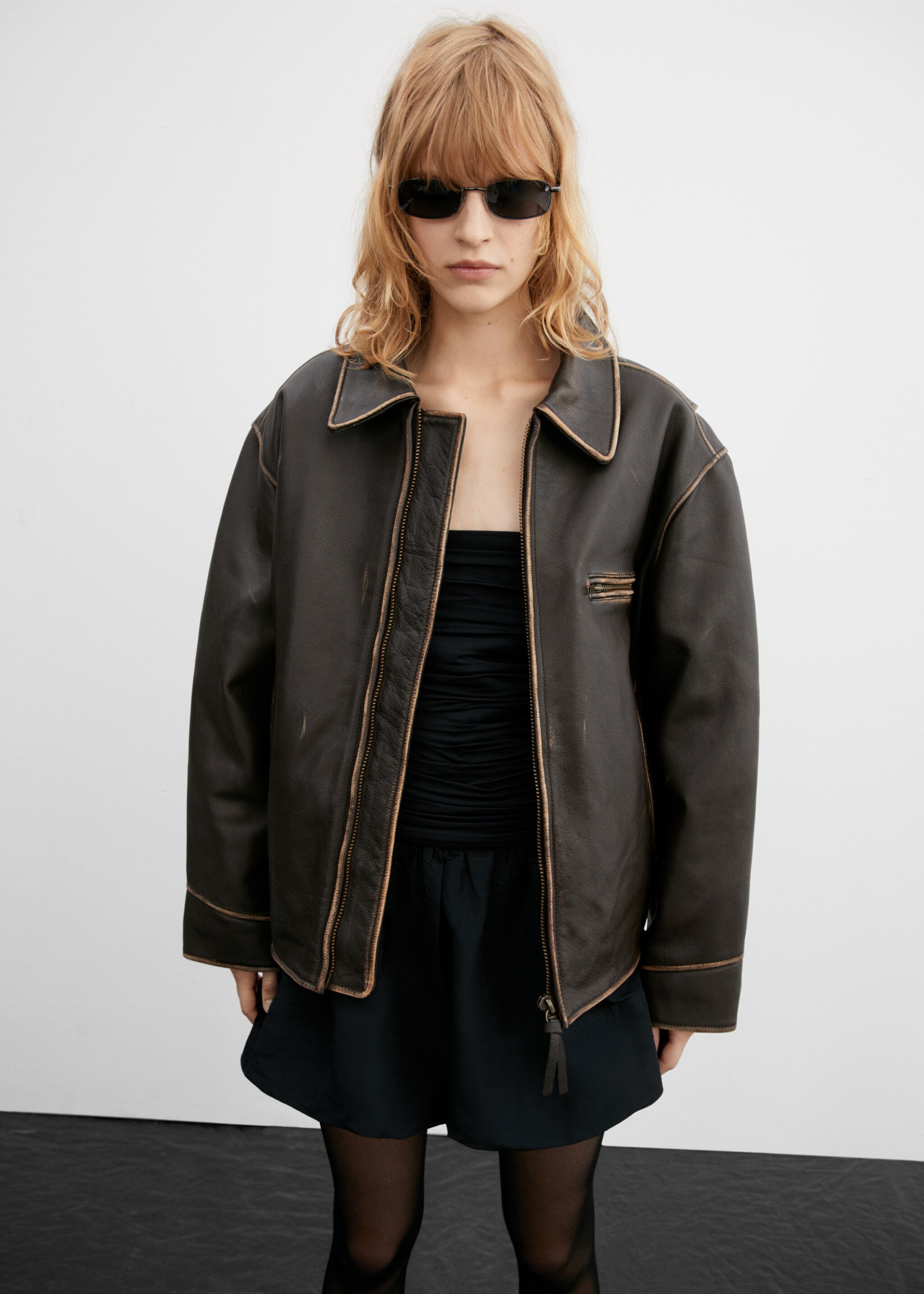 Oversized worn-effect leather jacket - Μεσαίο πλάνο