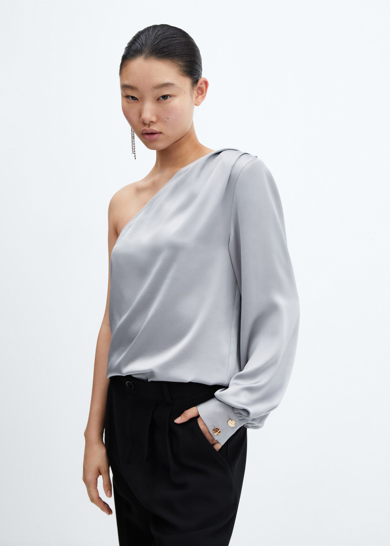 Blouse épaule dénudée - Plan moyen