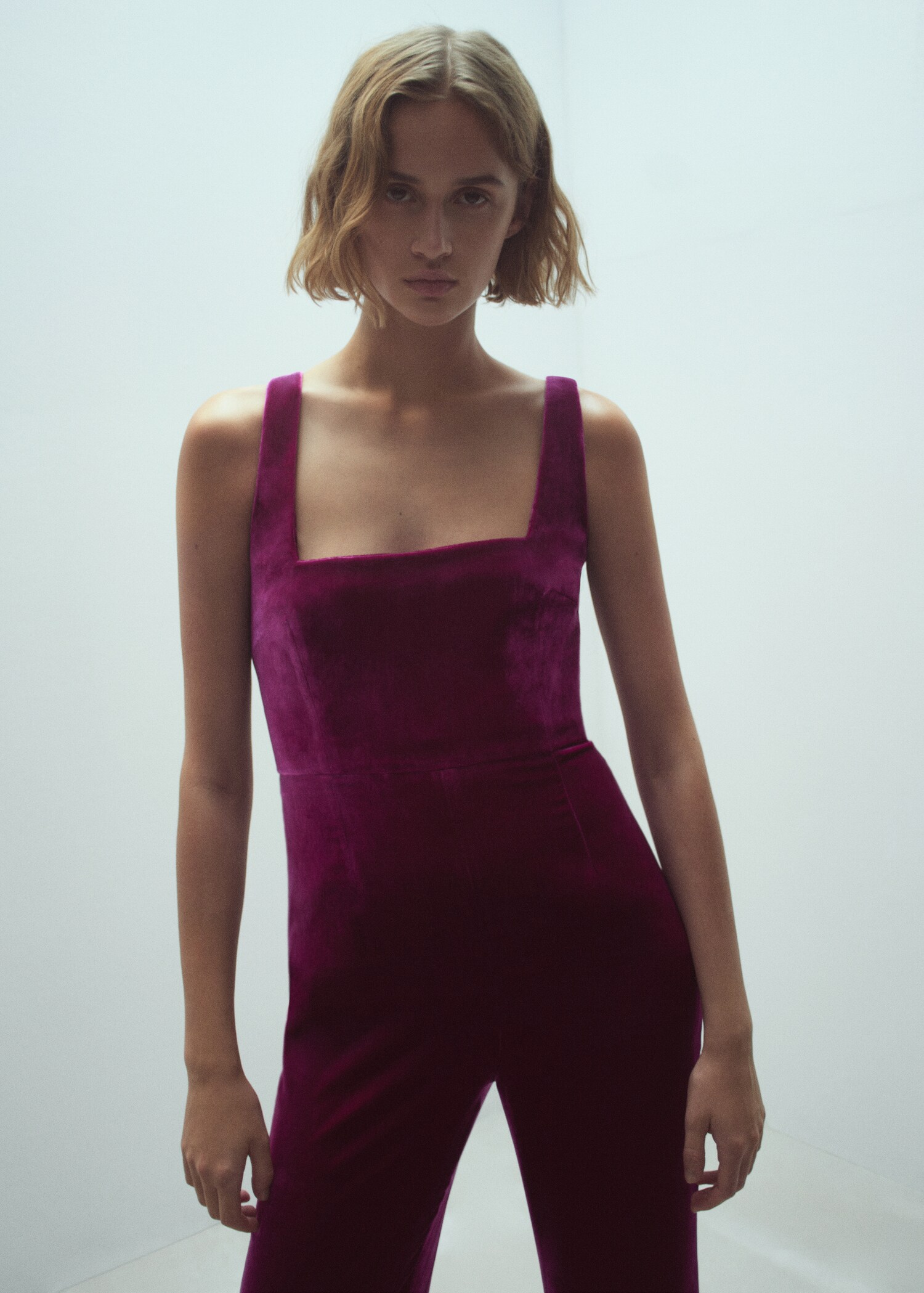 Flared velour jumpsuit with wide straps - Medium plane