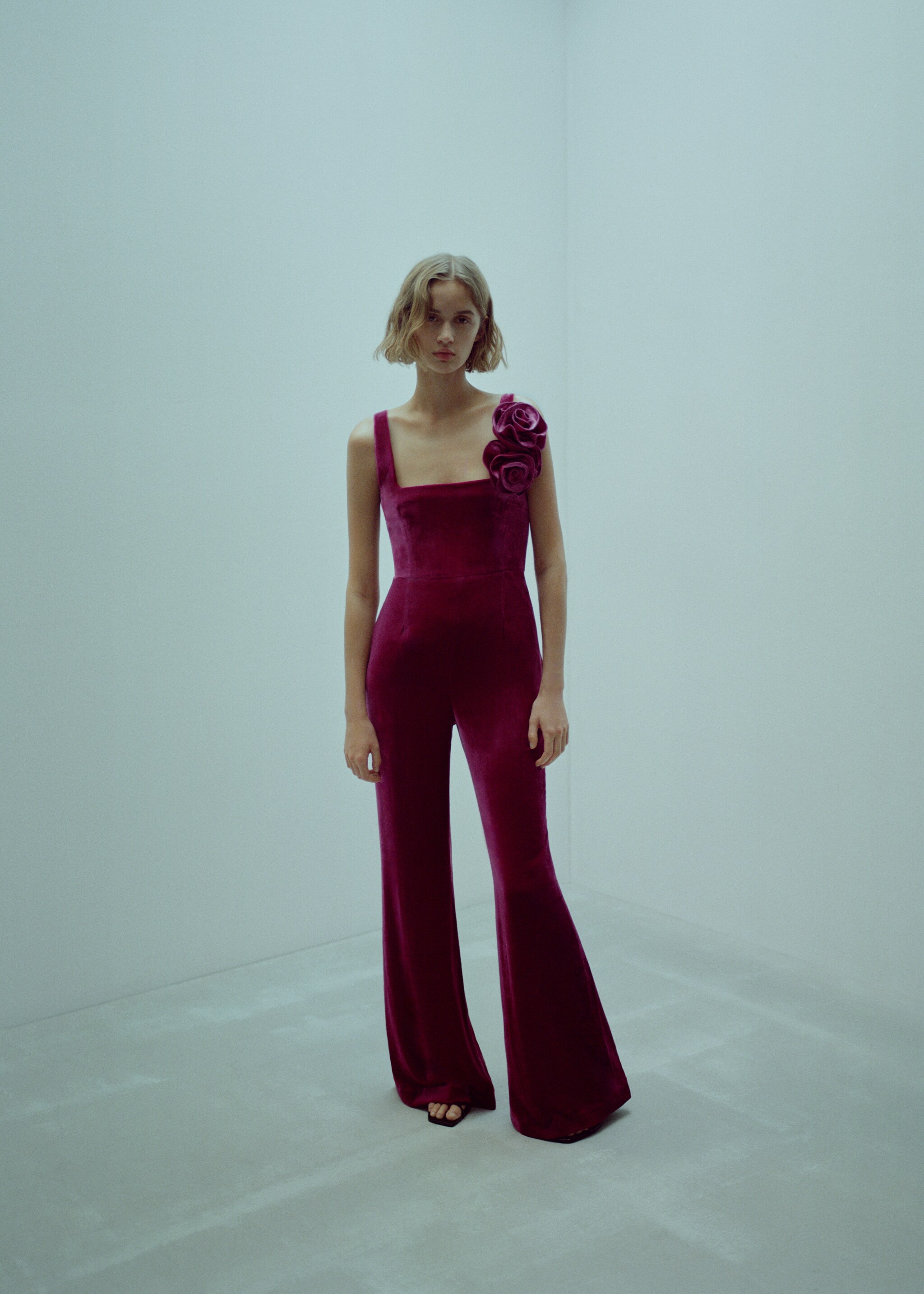 Flared velour jumpsuit with wide straps - Details of the article 7