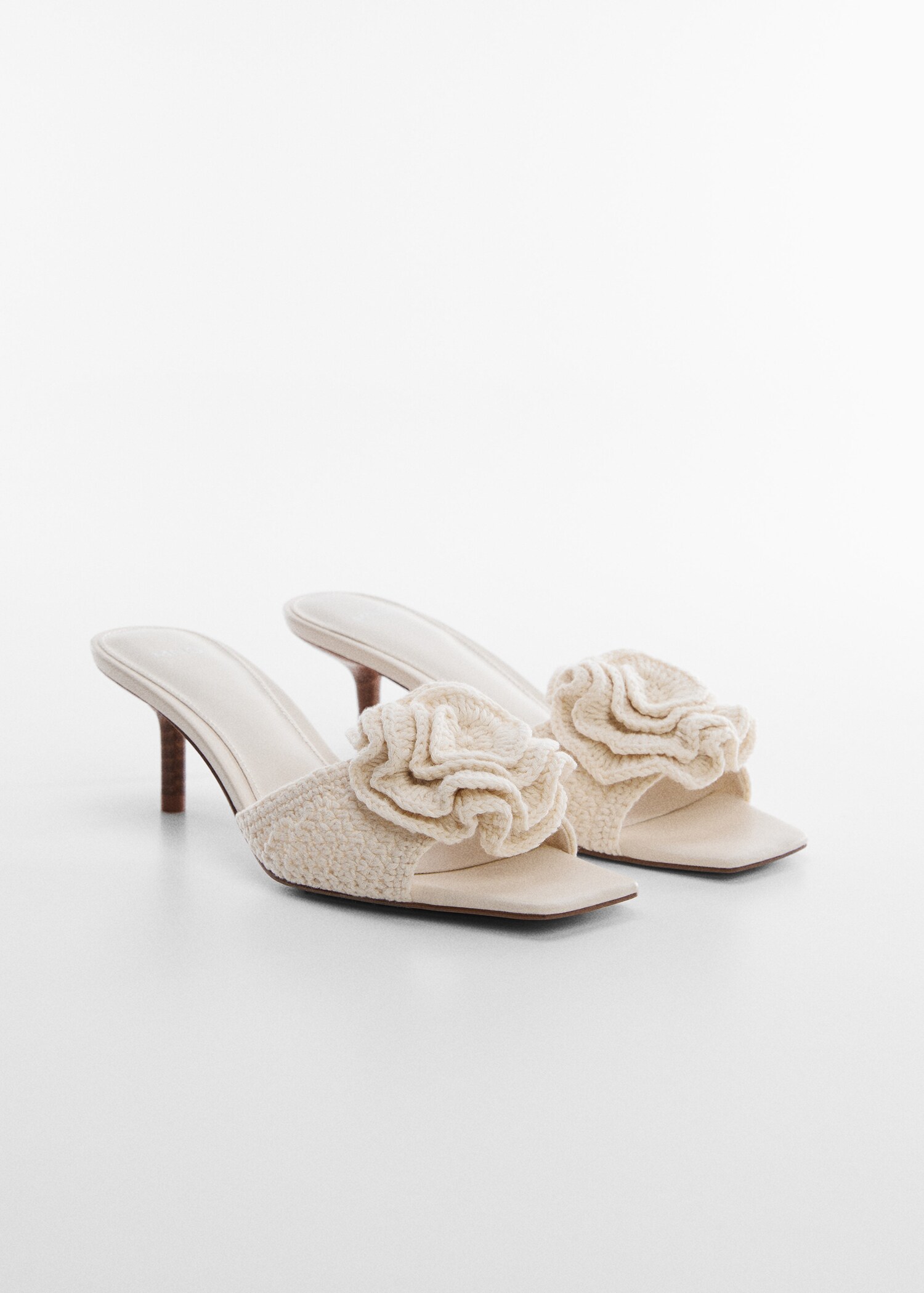 Crochet sandals with flower detail - Medium plane