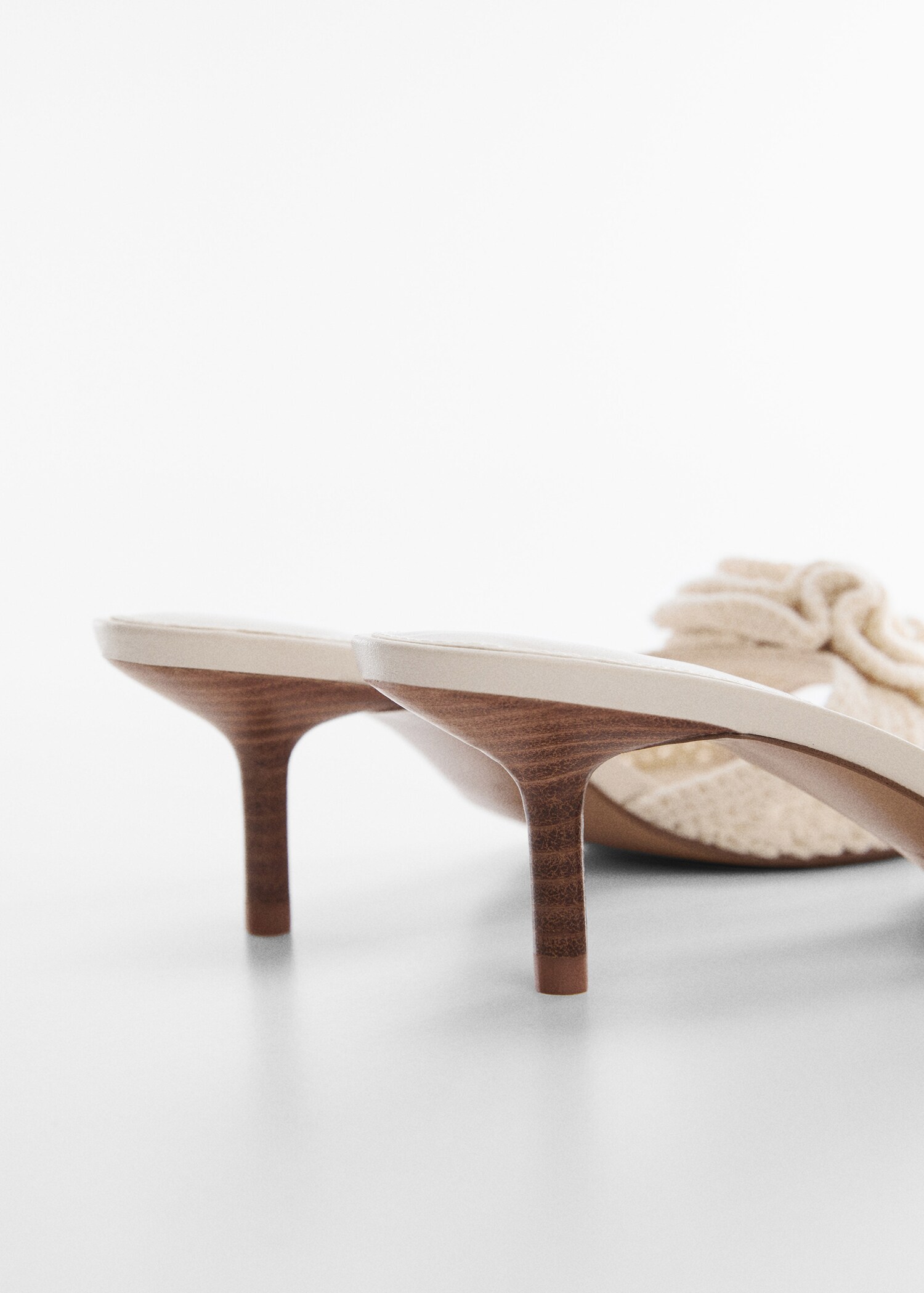 Crochet sandals with flower detail - Details of the article 1