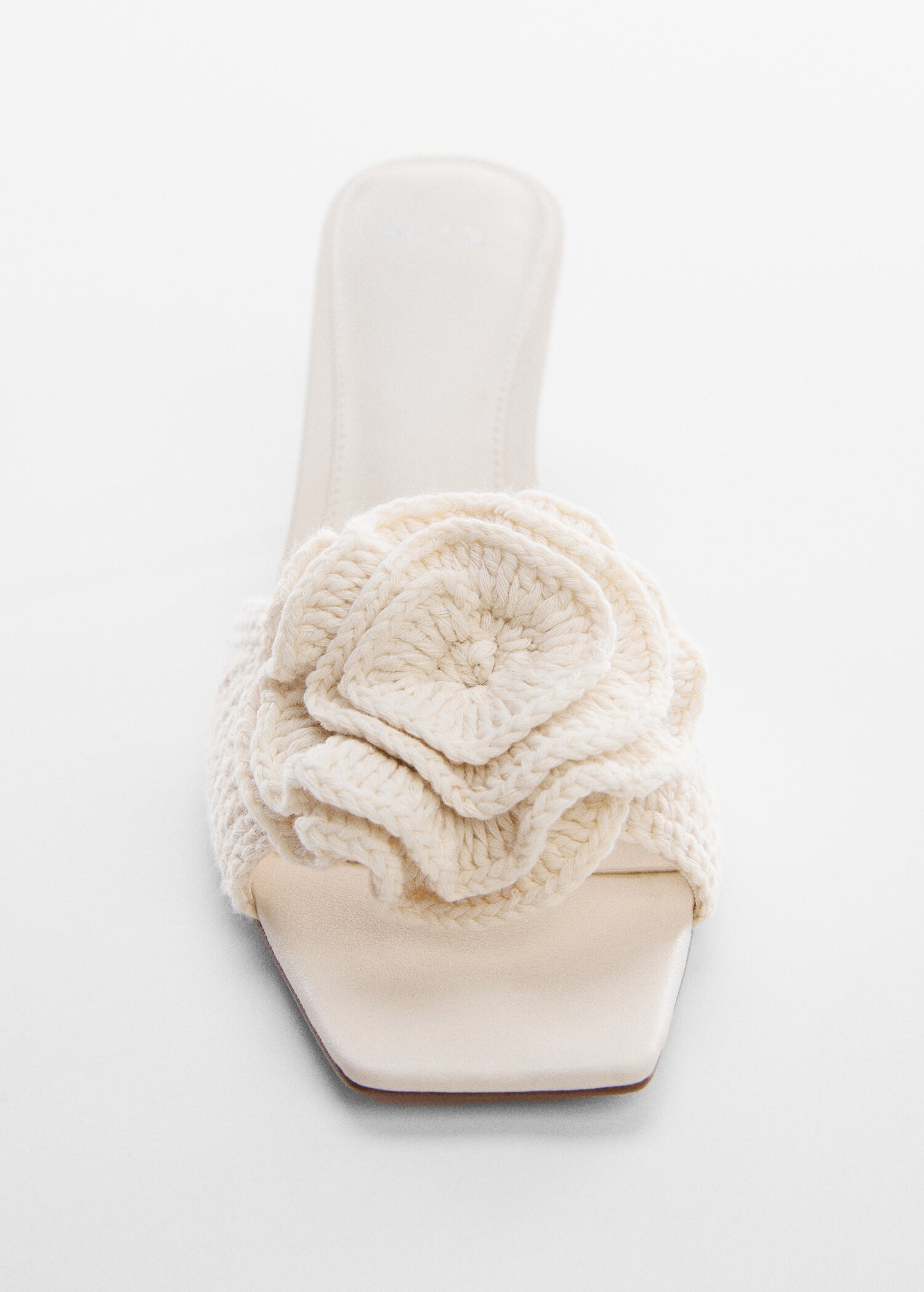 Crochet sandals with flower detail - Details of the article 2