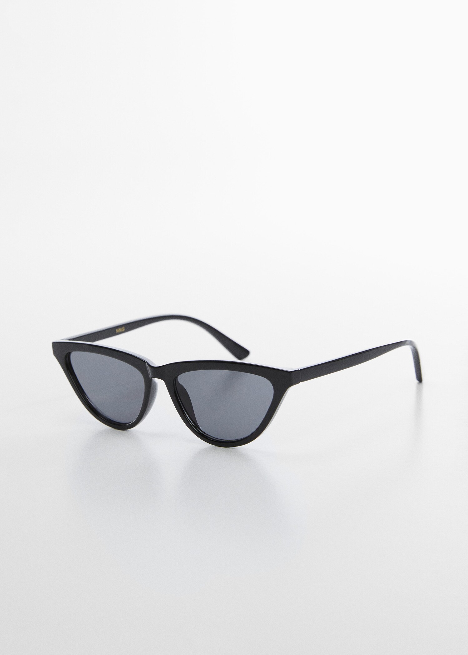 Lunettes de soleil rétro - Plan moyen