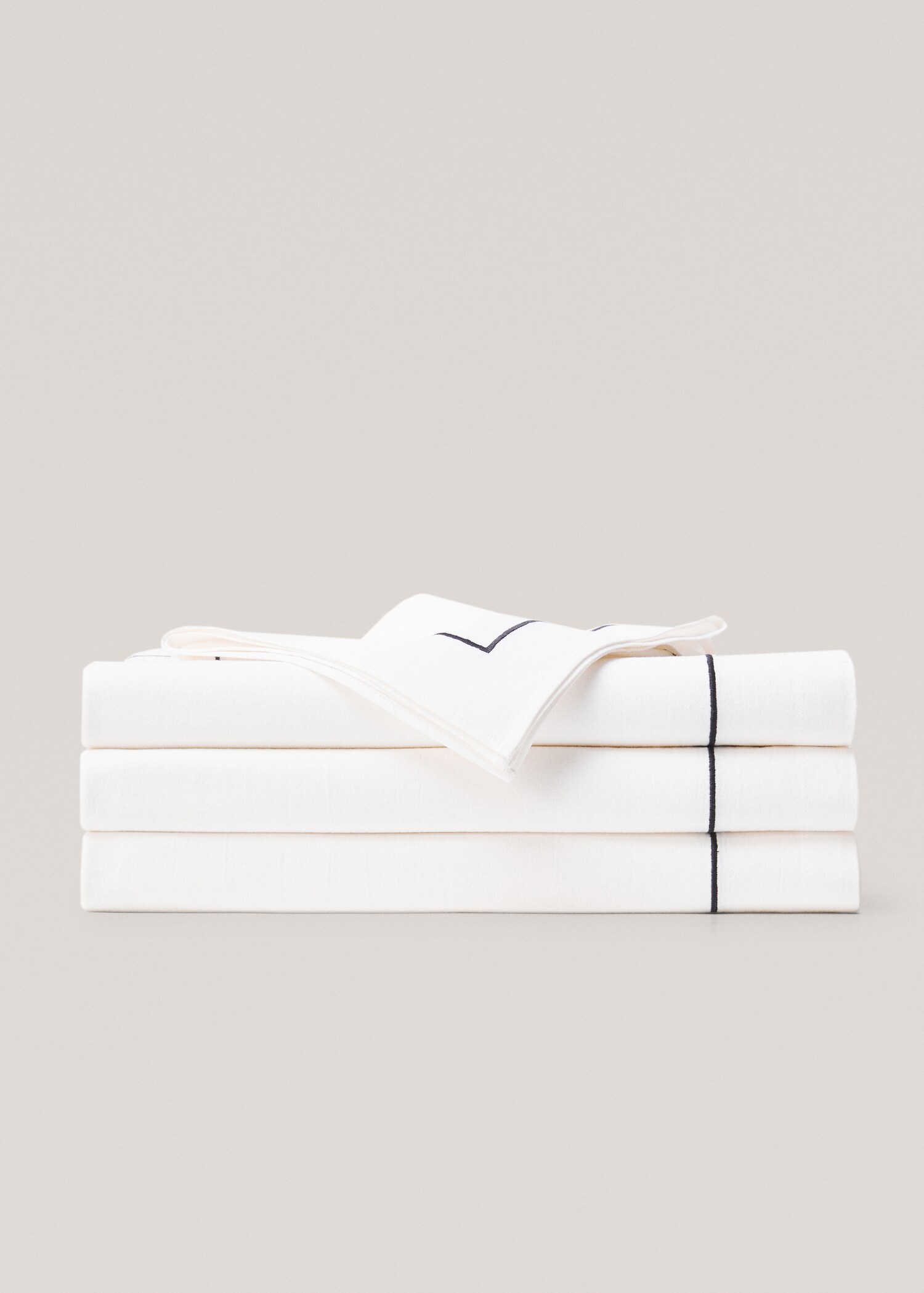 Nappe ligne brodée 100 % coton 150x150 cm - Article sans modèle