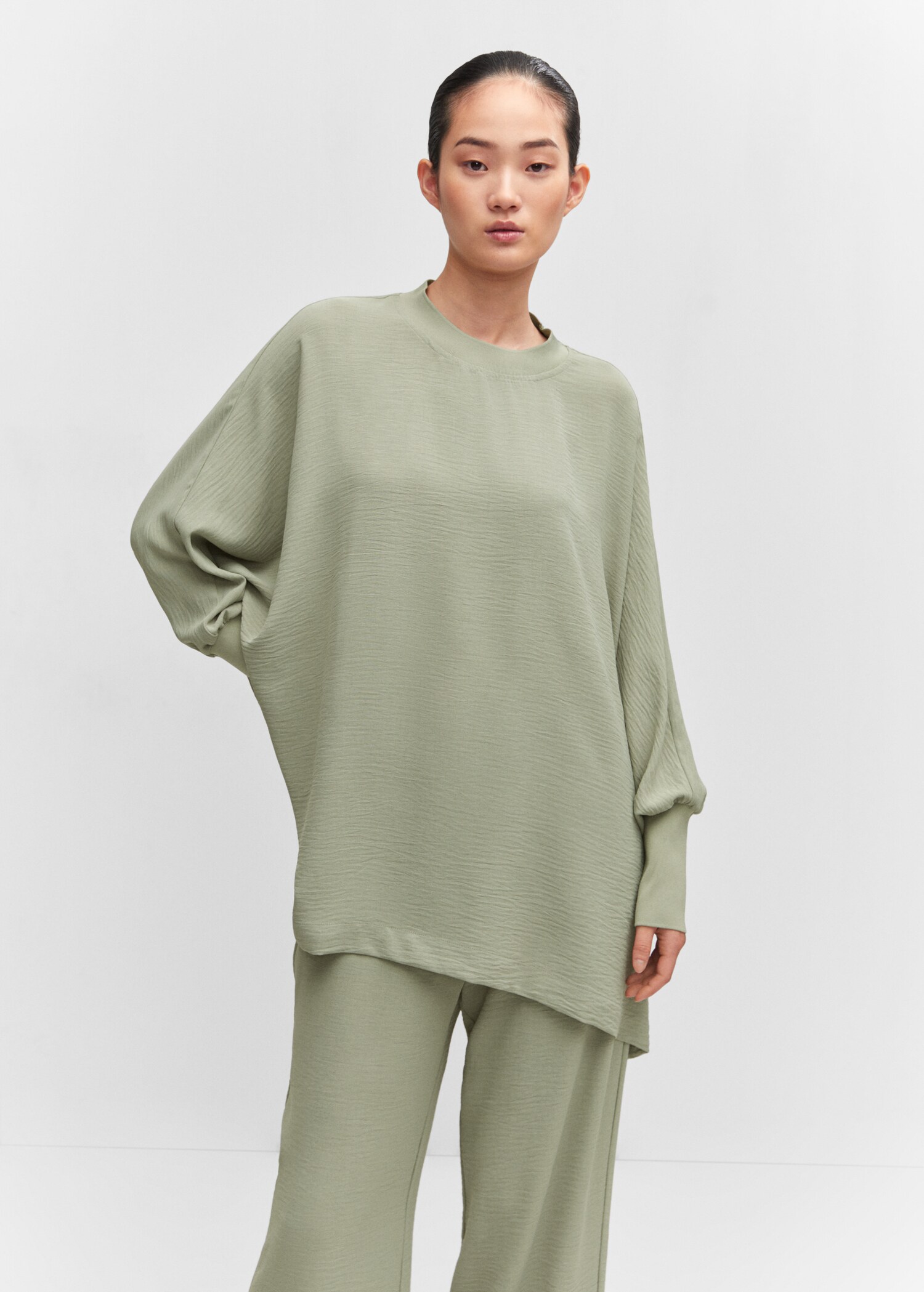 Sudadera oversize textura - Plano medio