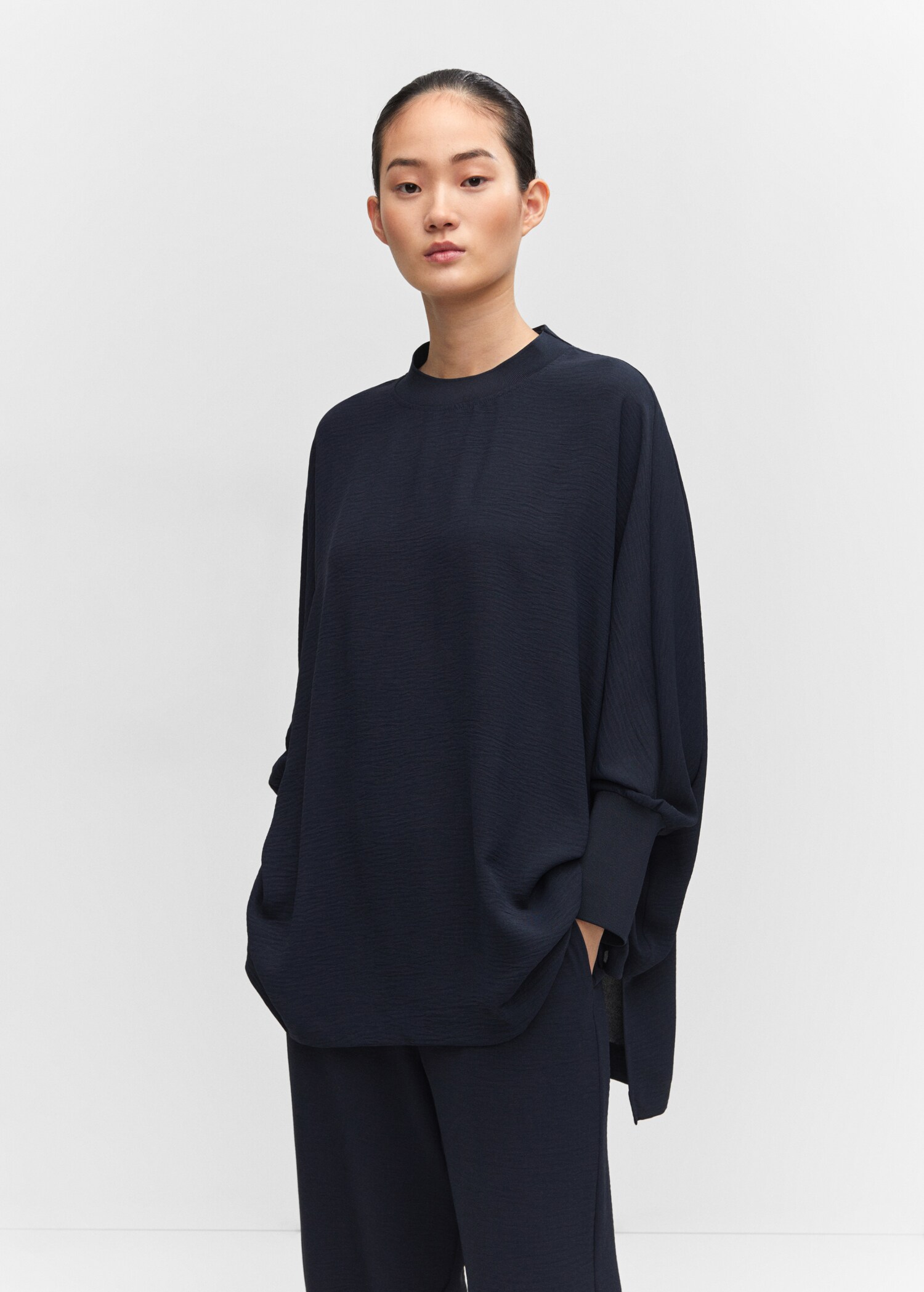 Sudadera oversize textura - Plano medio