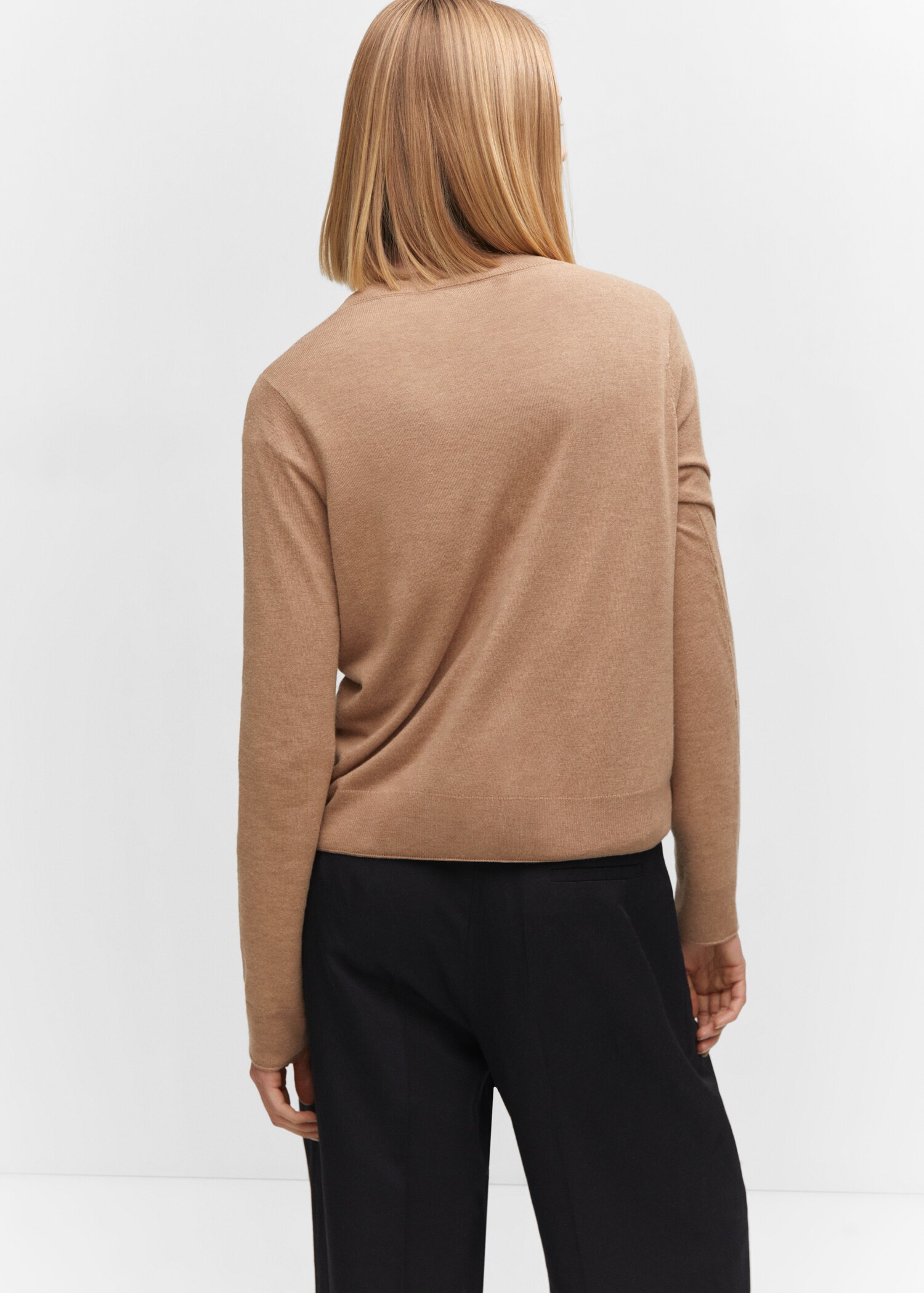 Fine-knit V-neck sweater - Reverse of the article