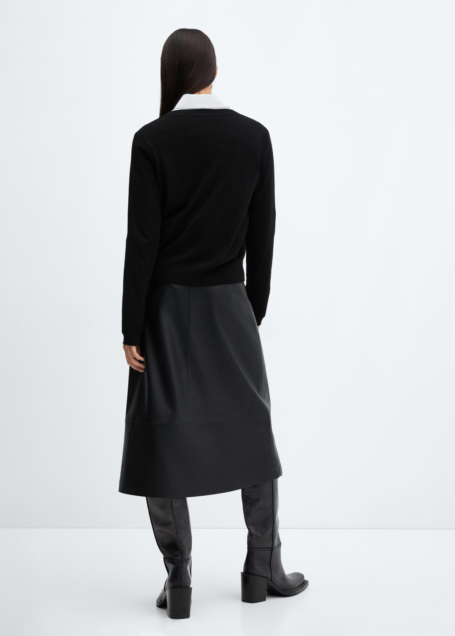 Fine-knit V-neck sweater - Reverse of the article
