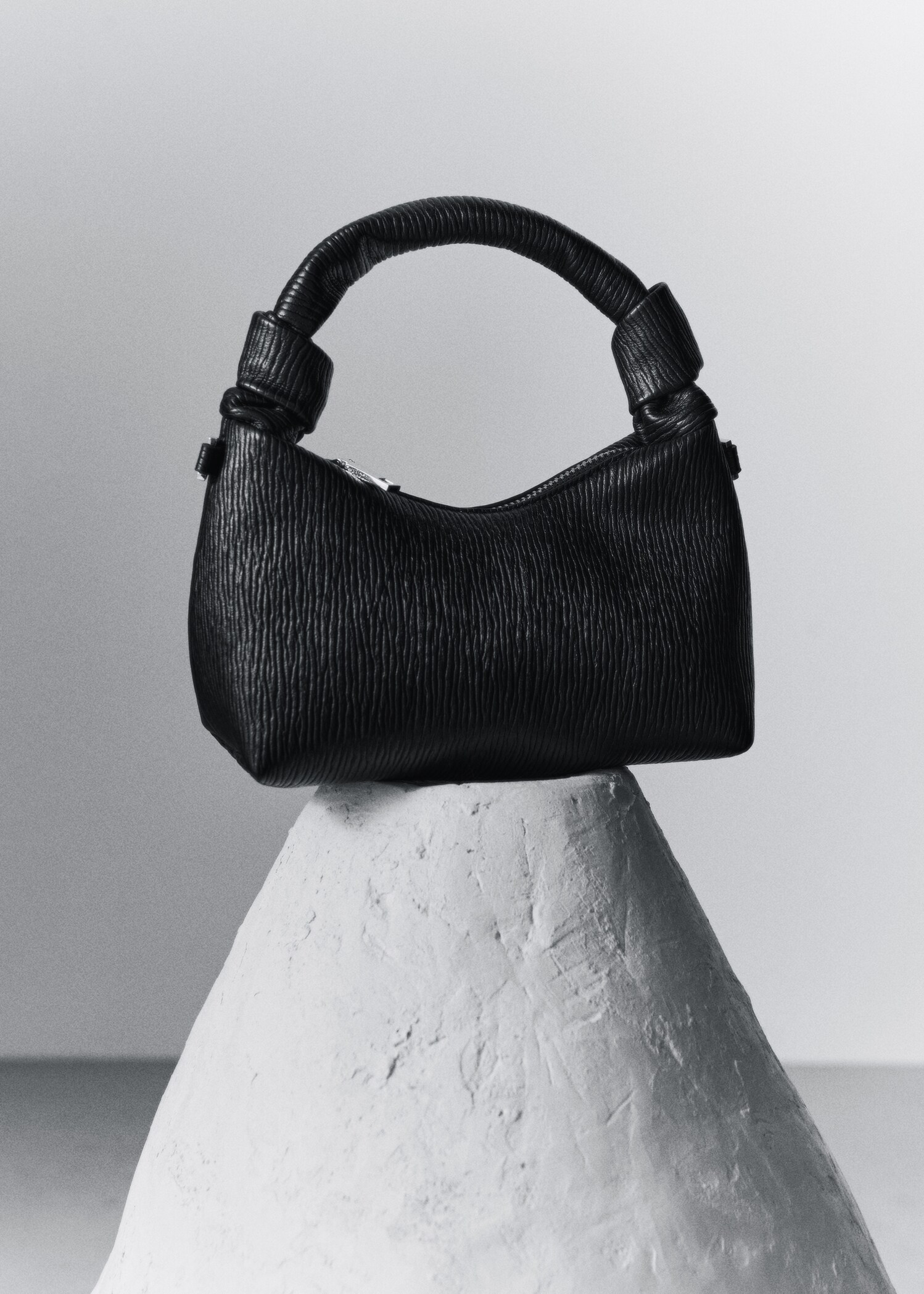 Textured knot handle bag - Details of the article 9