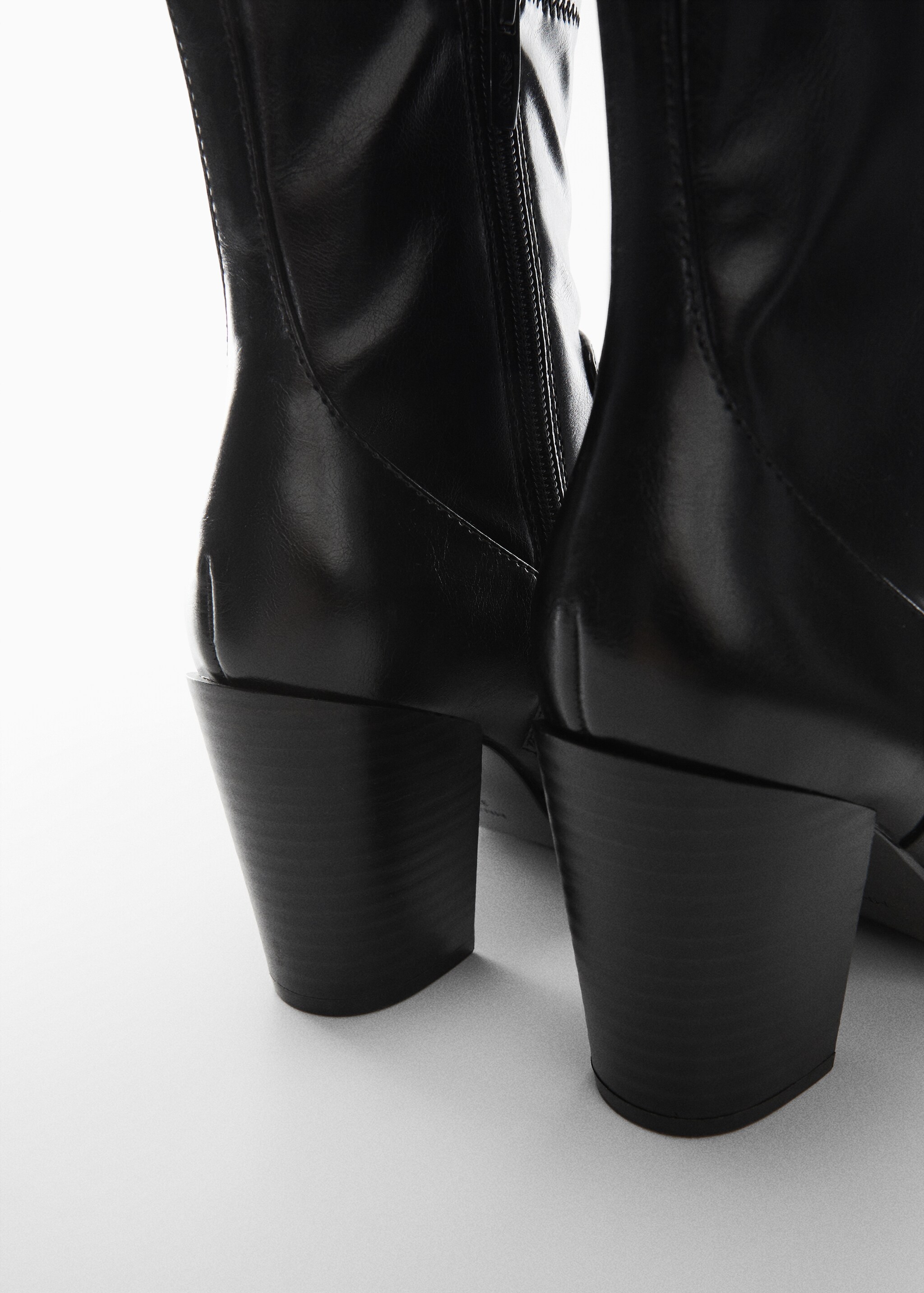Pointed-toe ankle boot swith zip closure - Details of the article 1